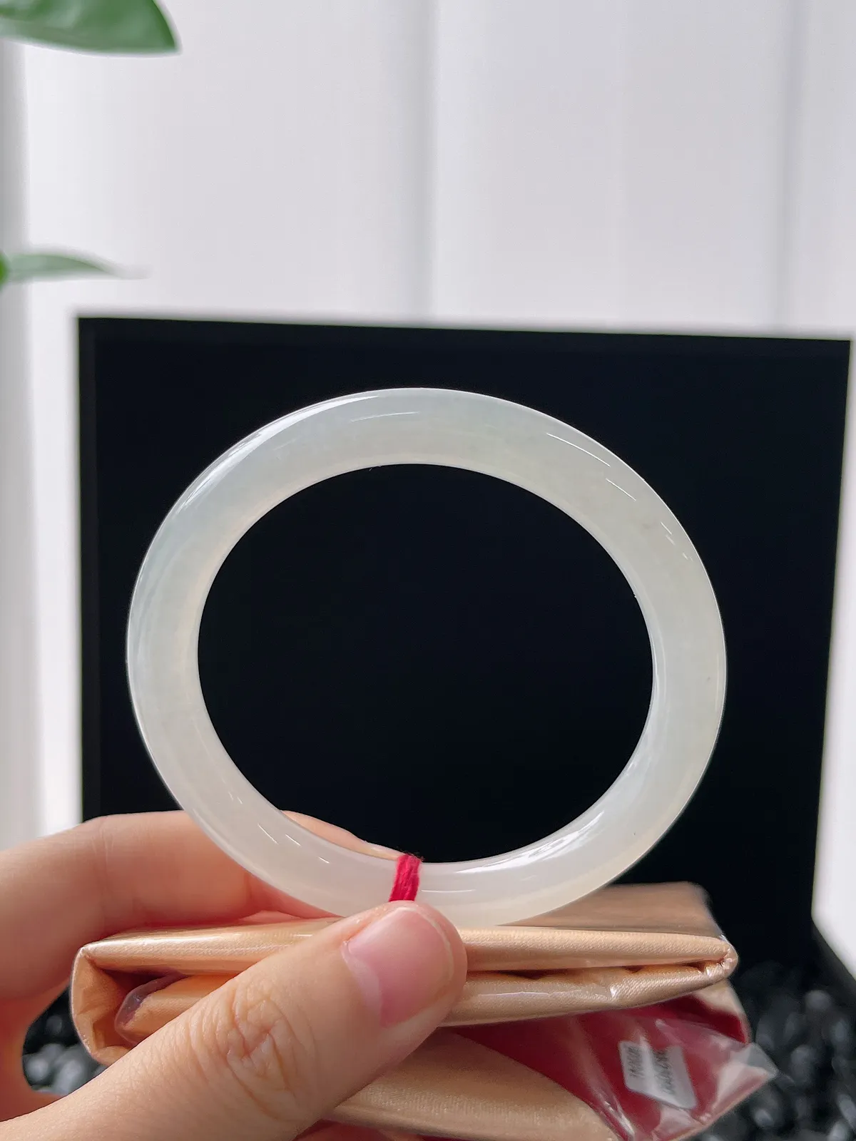 圆镯52.4圈口，翡翠冰糯种白色手镯