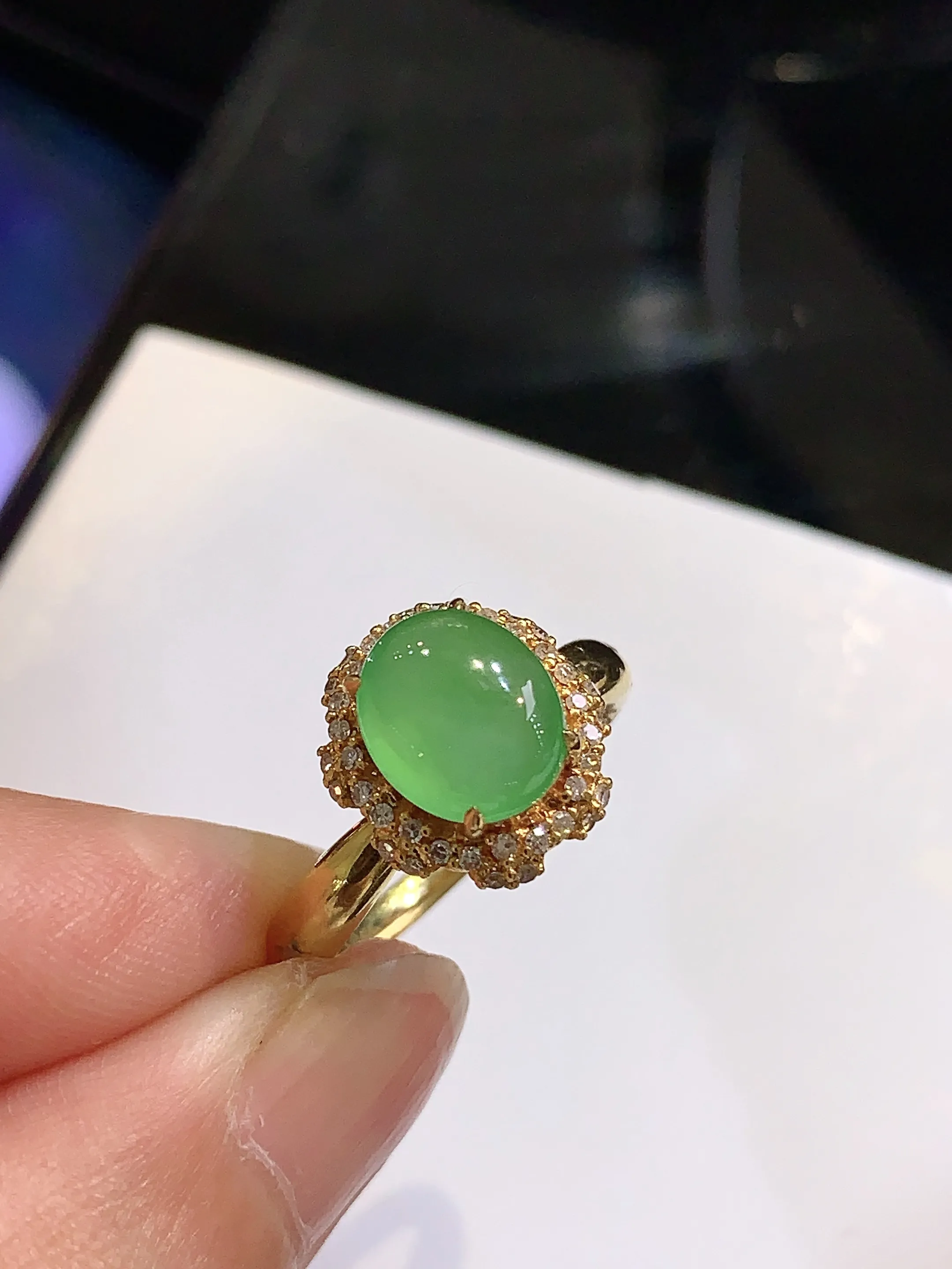 18k金钻镶嵌翠绿蛋面戒指 玉质细腻 色泽清新艳丽 圈口13 整体尺寸12.2*11*8.8