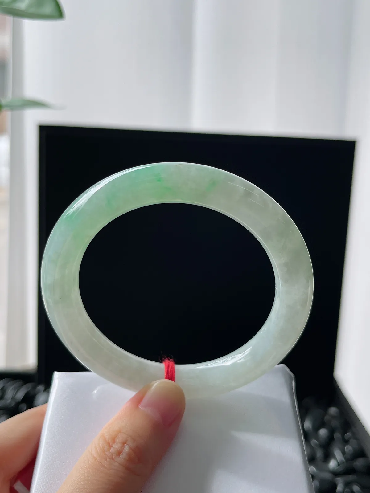 圆镯60.5圈口，翡翠冰糯种飘绿手镯