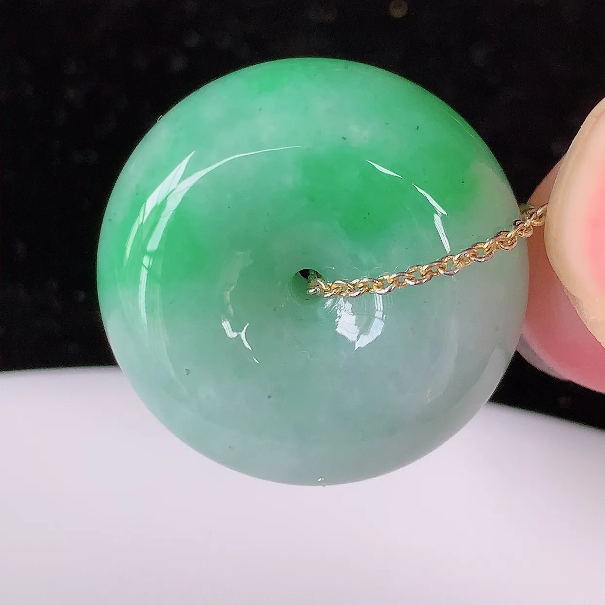 自然光实拍，冰润飘绿翡翠平安扣吊坠，形体饱满圆润，平安扣肥嘟嘟的，平平安安，平安扣种水很好，配戴精美！#05.10