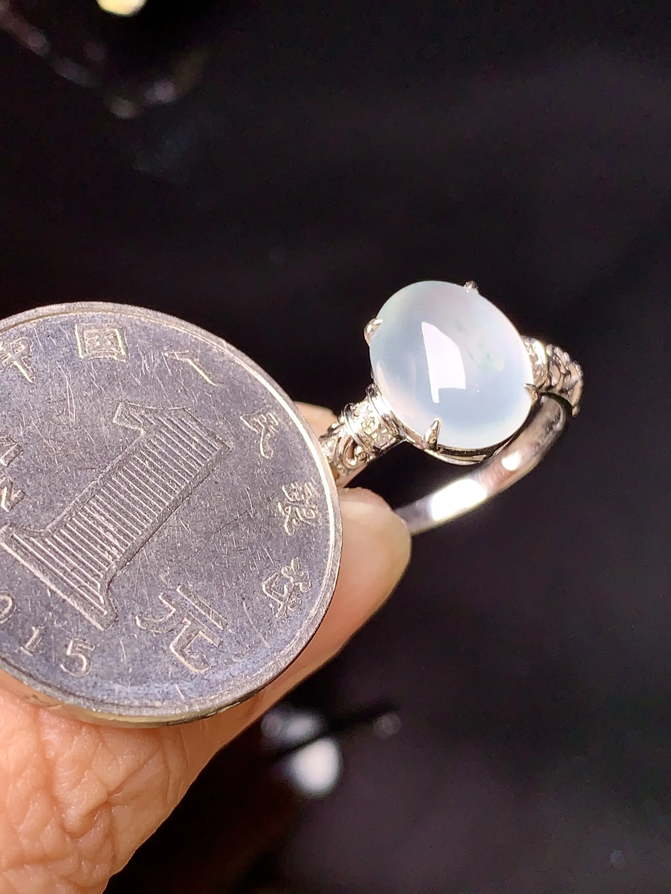 18k金钻镶嵌冰种蛋面戒指 玉质细腻 色泽清新艳丽 圈口14 裸石尺寸11*8.6*4.6