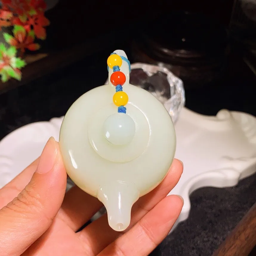和田玉白玉把把壶。尺寸43/75重116.8克。玉质细腻油润。手推出油。佩戴高端典雅。lt251111