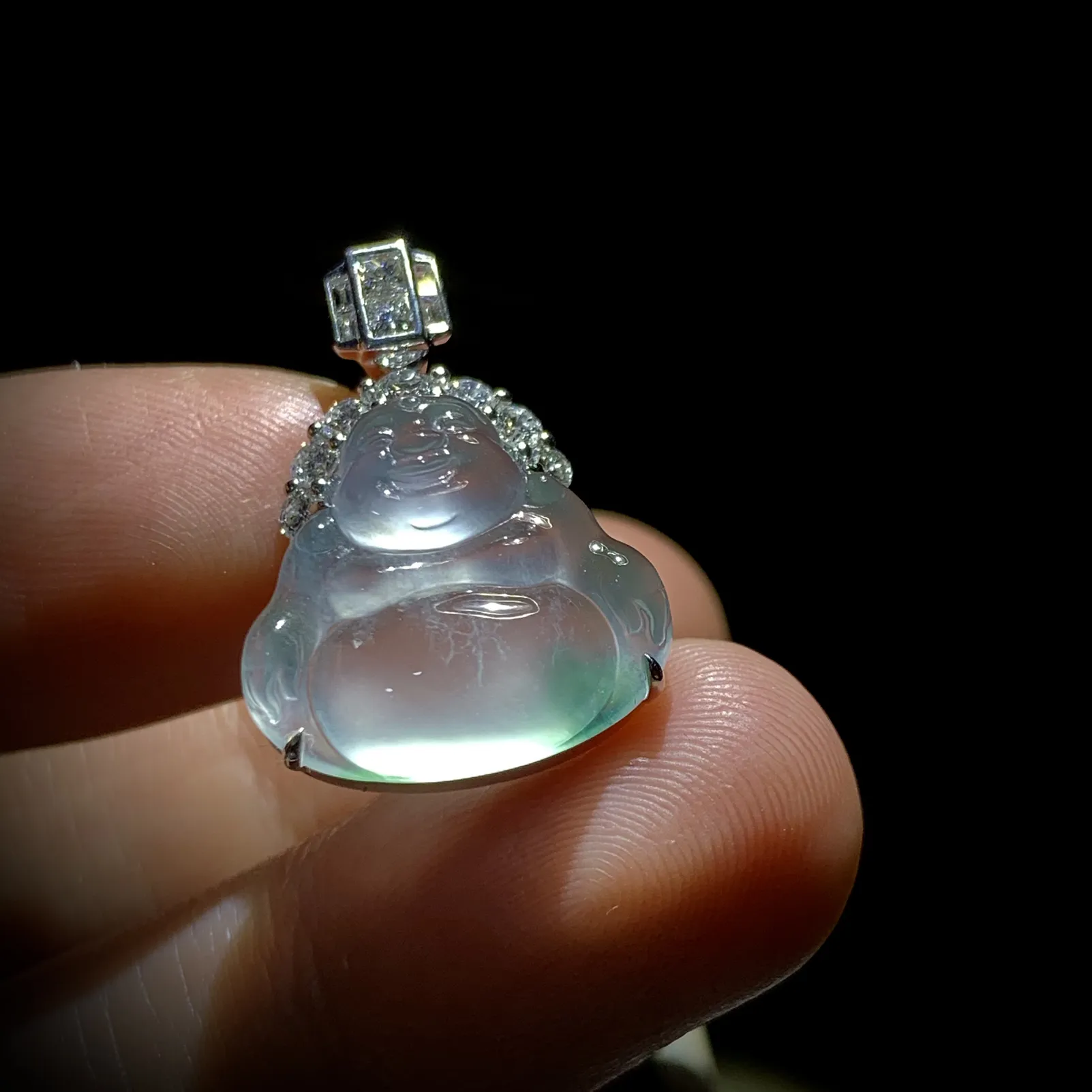 【大肚能容·弥勒佛】，
裸石约17-15.5-4.2mm，整体23.8-17-6.6mm，
18K金，南非钻，