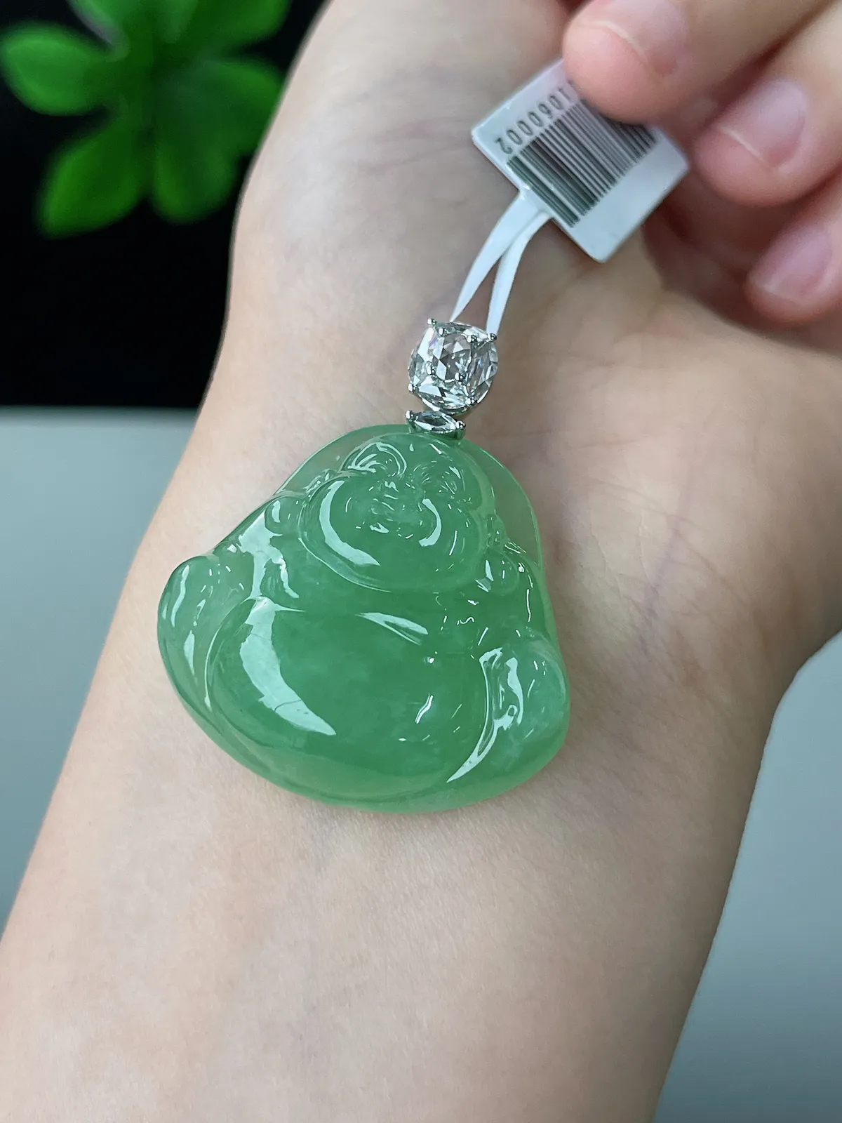 翡翠冰糯种浅绿色吊坠