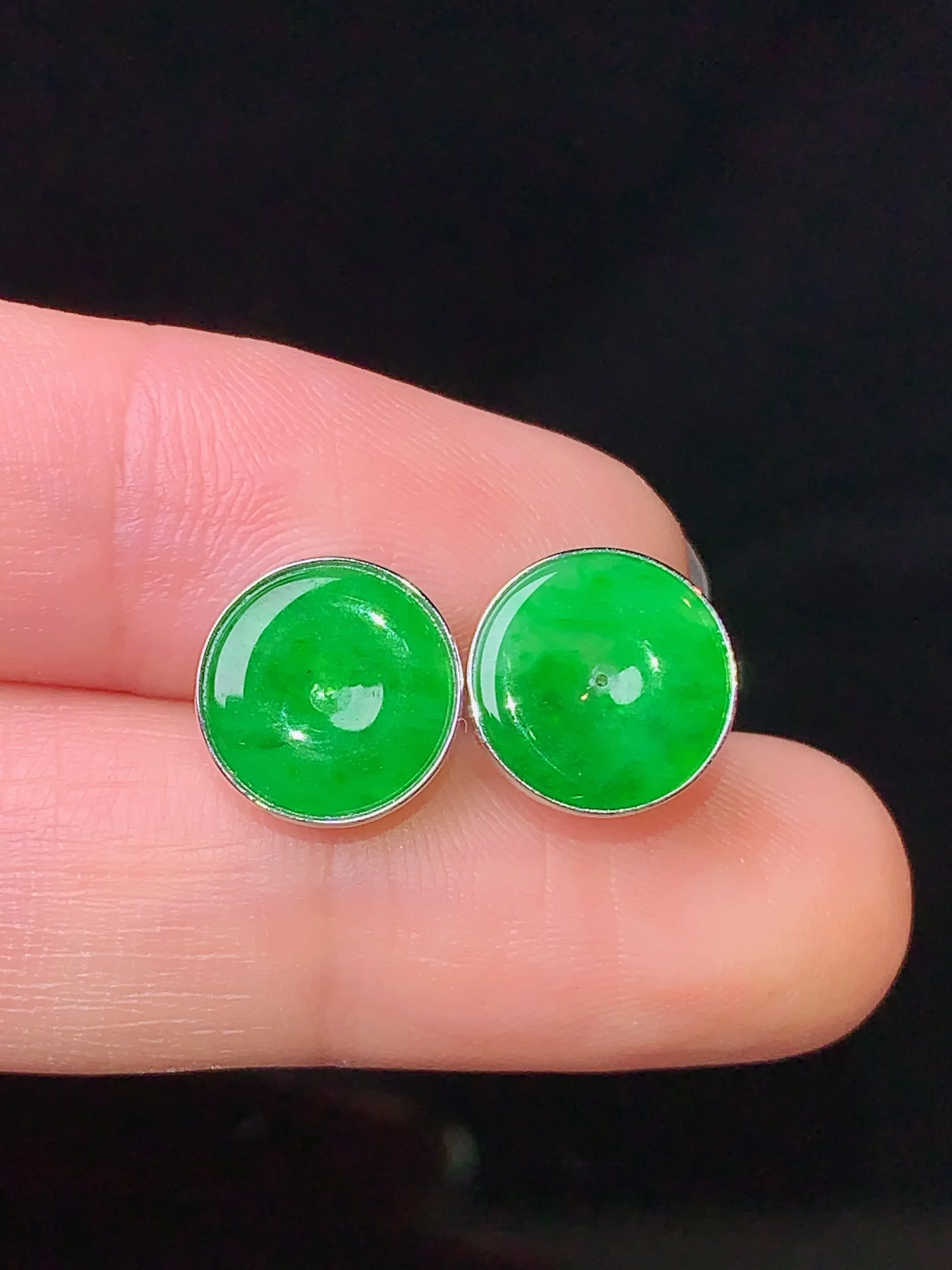 18k金镶嵌翠绿平安扣吊坠 玉质细腻 色泽清新艳丽 整体尺寸10*2