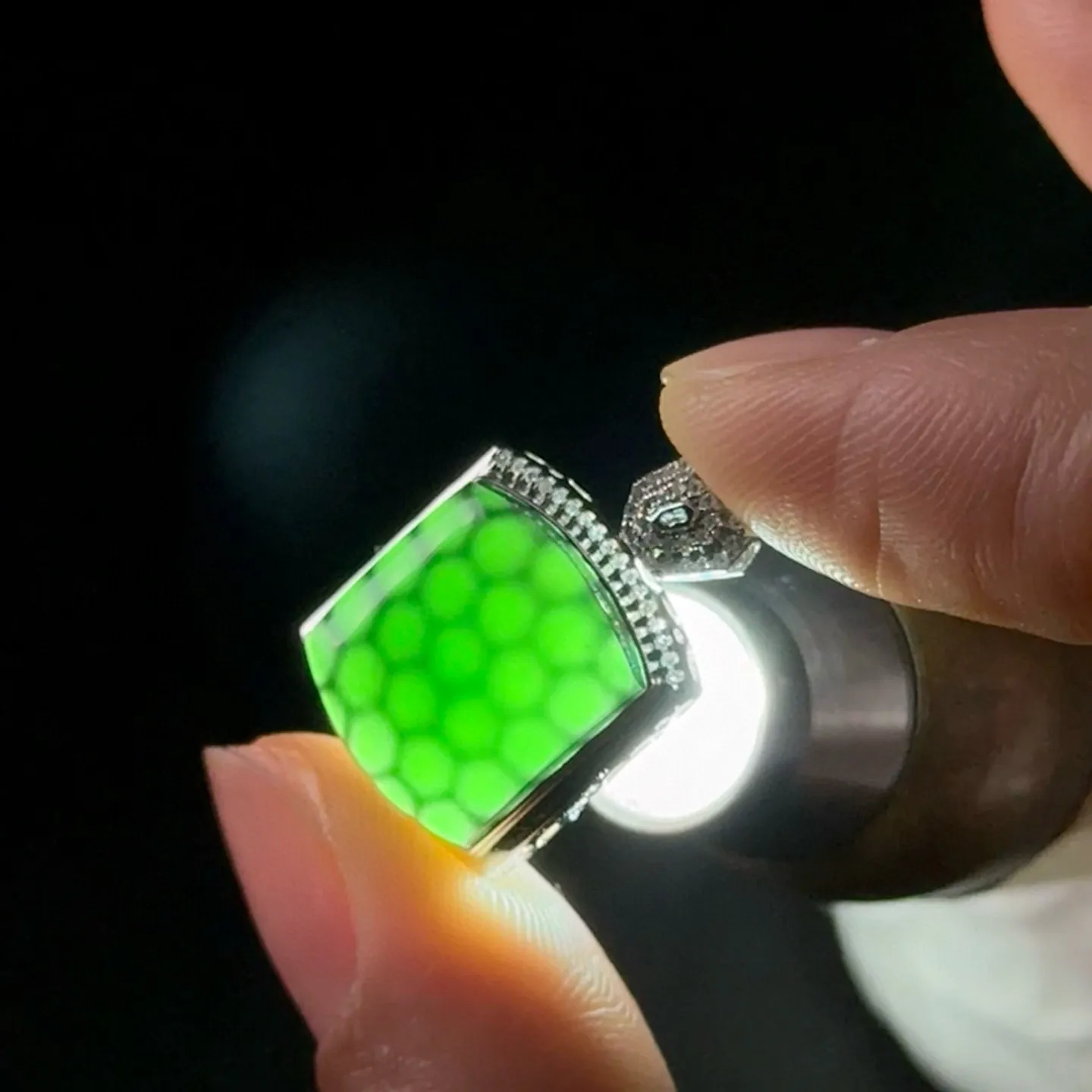 精品墨翠马鞍小吊坠 种好色正 黑度极好 打灯通透  油性十足 尺寸22.6