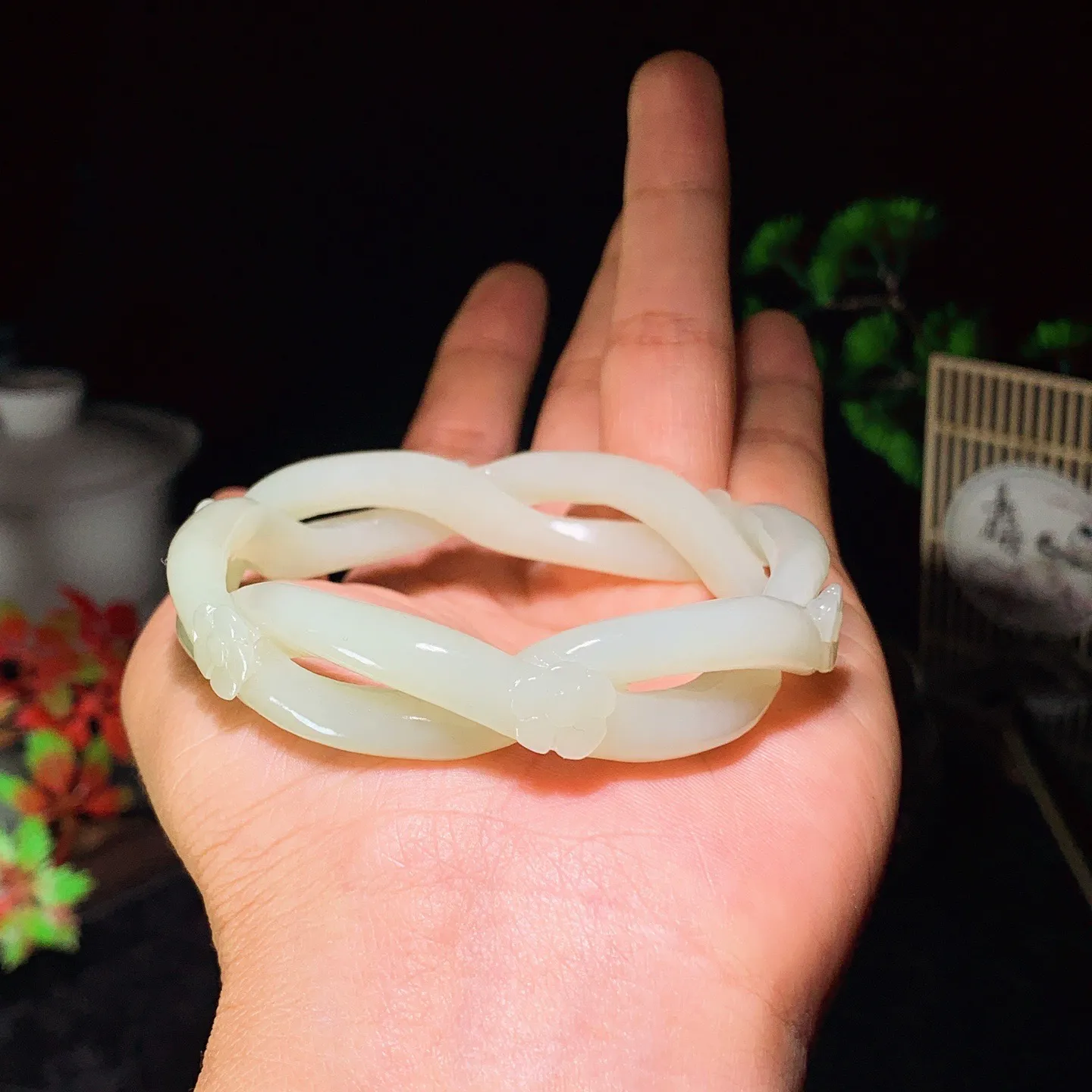 57圈口新疆和田玉白玉花开富贵手镯。57圈口条宽10厚8重34.5克。玉质细腻油润。手推出油。佩戴高端典雅。lt251111