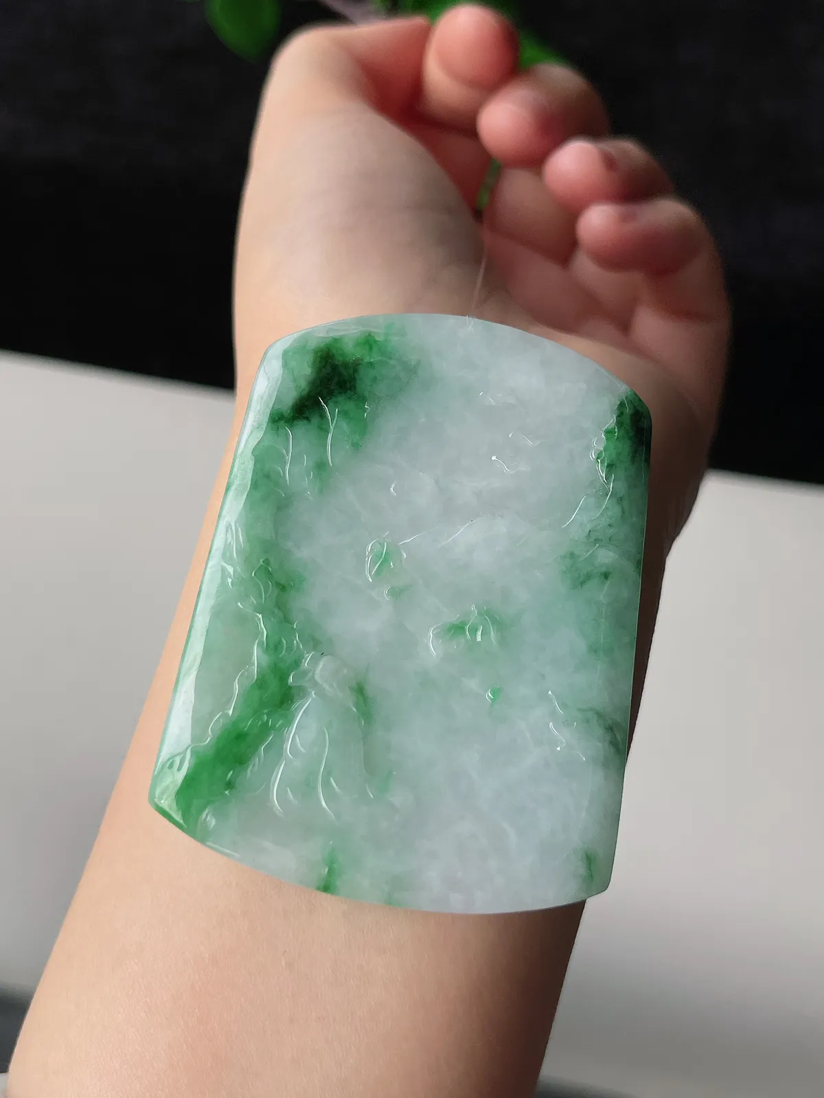 翡翠糯化种飘绿山水牌