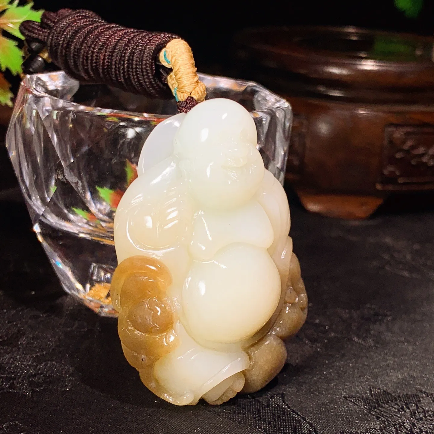 新疆和田玉且末糖佛引福来挂件。尺寸57/40/23重69.5克。白度一级。玉质细腻油润。手推出油。佩戴高端典雅。lt251111