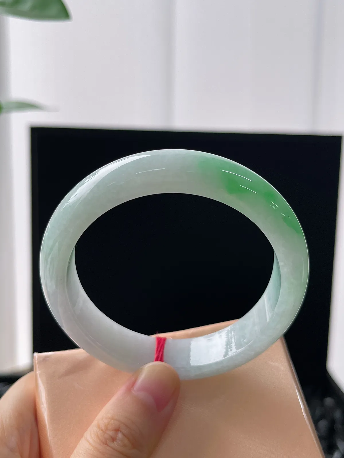 正圈56.4圈口，翡翠冰糯种飘绿手镯