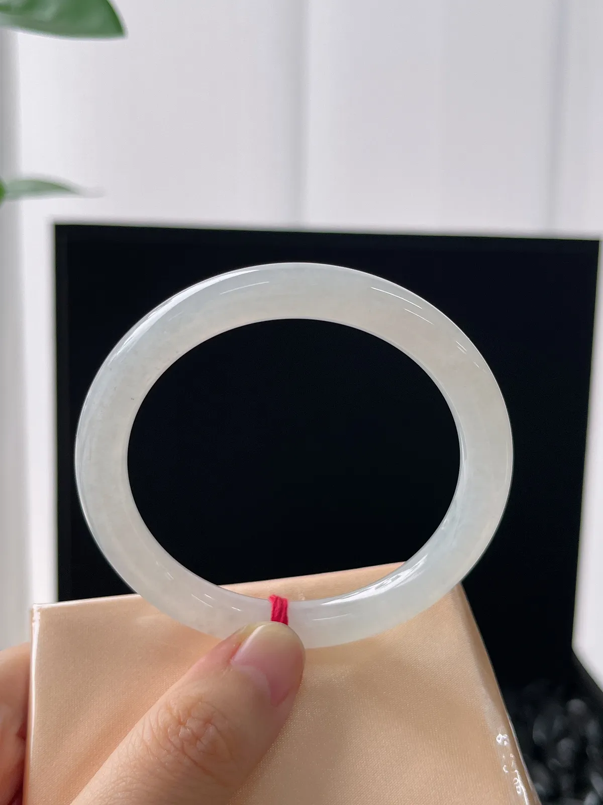 圆镯52.4圈口，翡翠冰糯种白色手镯