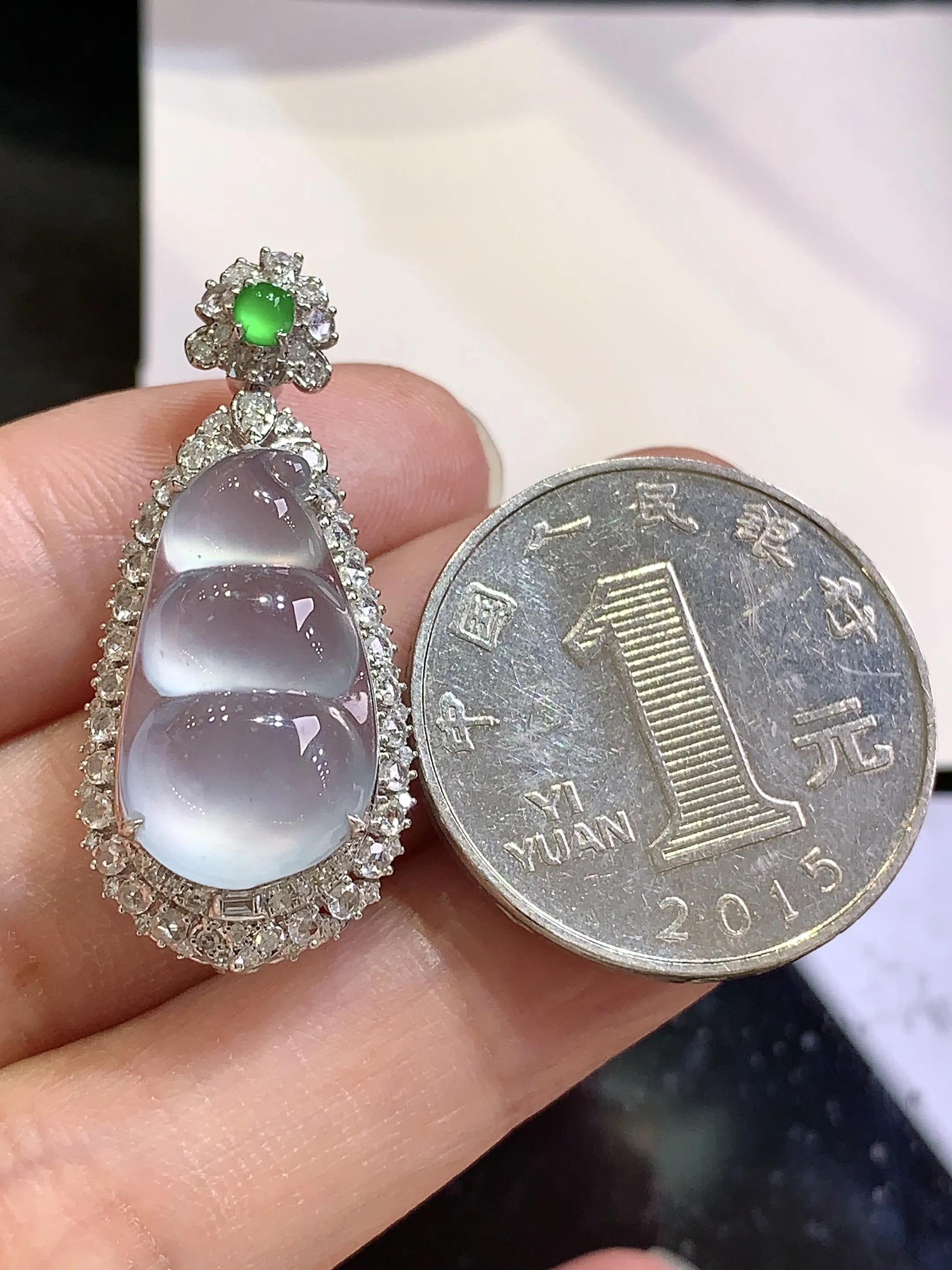 18k金钻镶嵌冰种四季豆吊坠 玉质细腻 色泽清新艳丽 整体尺寸33.5*14.8*9.7