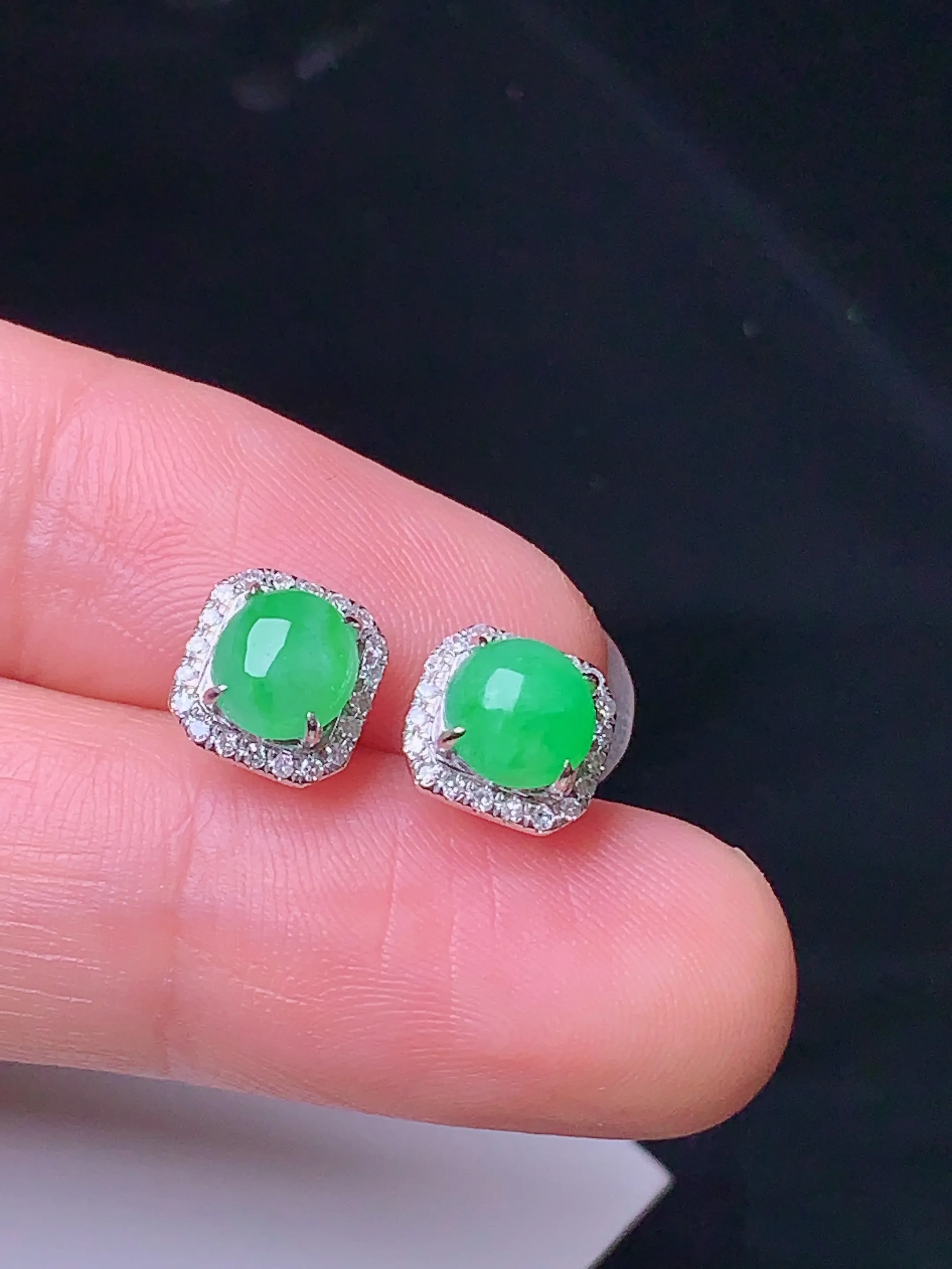 18k金钻镶嵌翠绿蛋面耳钉 玉质细腻 色泽清新艳丽 整体尺寸7.7*7.3*4.2