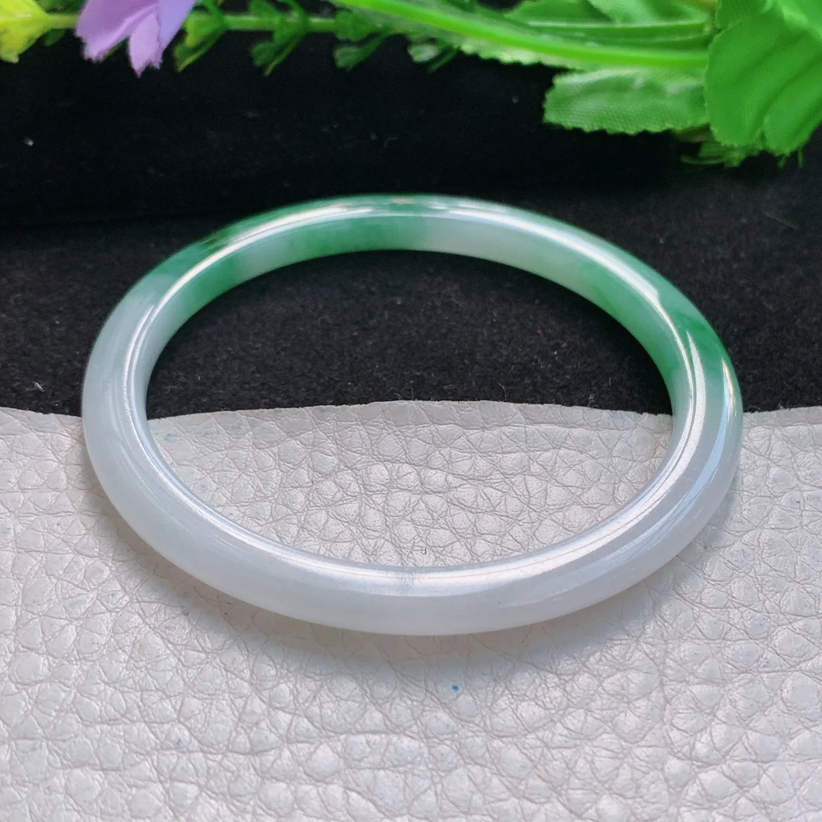 jl自然光54.5*5.3*6.4美人镯 缅甸翡翠a货精美辣绿圆条玉手镯 叮当镯