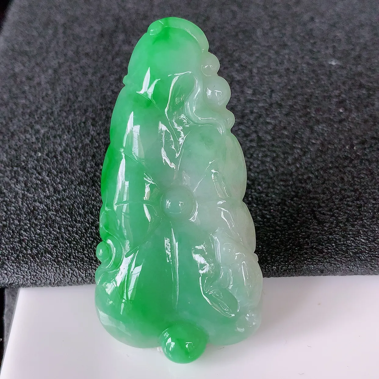 自然光实拍，冰润飘绿翡翠荷叶鱼、和和美美玉坠，财源广进，自然隐逸、荷本是素不着尘之物，有和美之寓意。#05.10