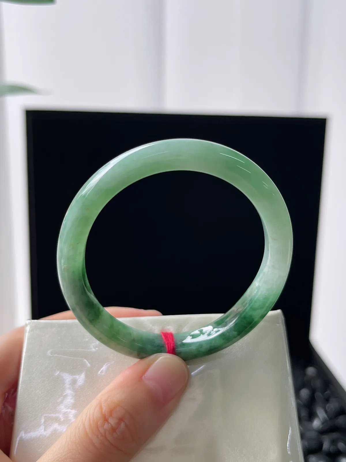 贵妃镯53.2圈口，翡翠糯化种淡绿色手镯