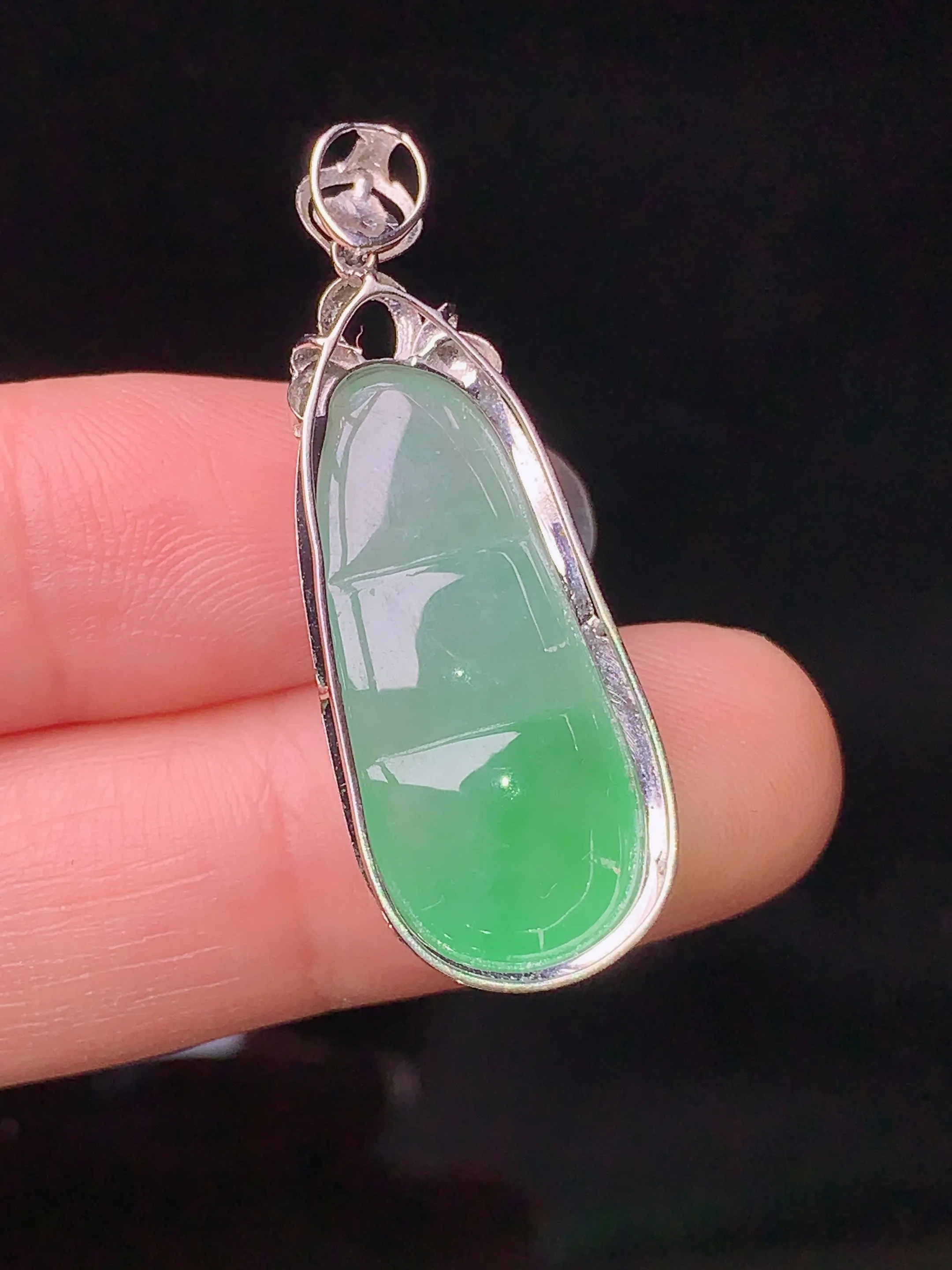 18k金钻镶嵌翠绿四季豆吊坠 玉质细腻 色泽清新艳丽 整体尺寸35.6*12.5*6.6