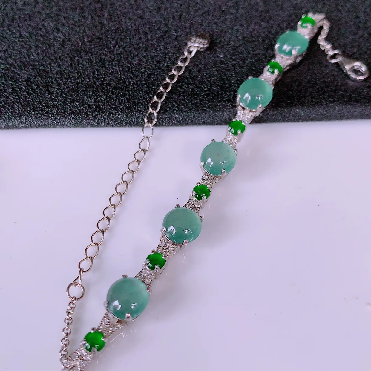 冰透满绿翡翠925银镶嵌手链，自然光实拍，翠色灵动，颜色漂亮，种老水足，品相佳，佩戴佳品！#97.10取一整体7*7*5.6裸石7*7