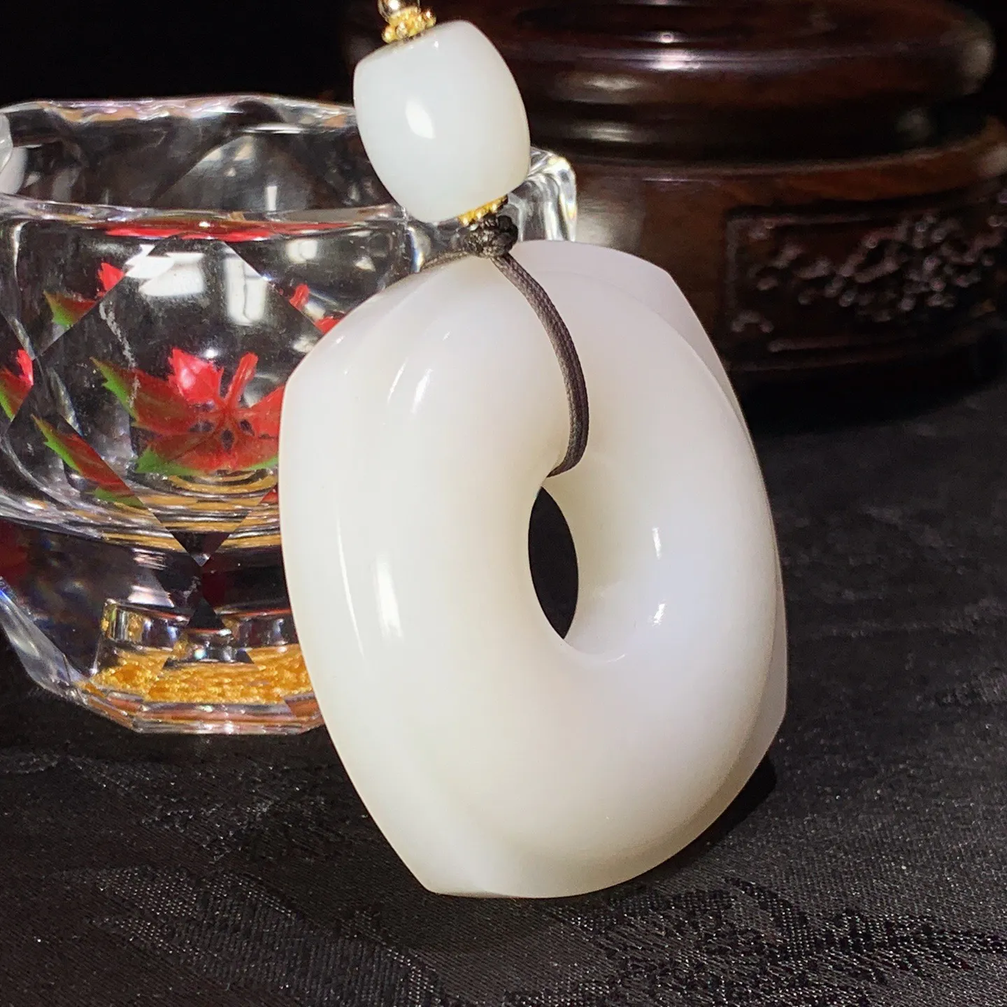 新疆和田玉羊脂白四方平安扣玉棕挂件。尺寸49/15重66.8克。白度一级。无裂无杂无结构。玉质细腻油润。手推出油。佩戴高端典雅。lt251111