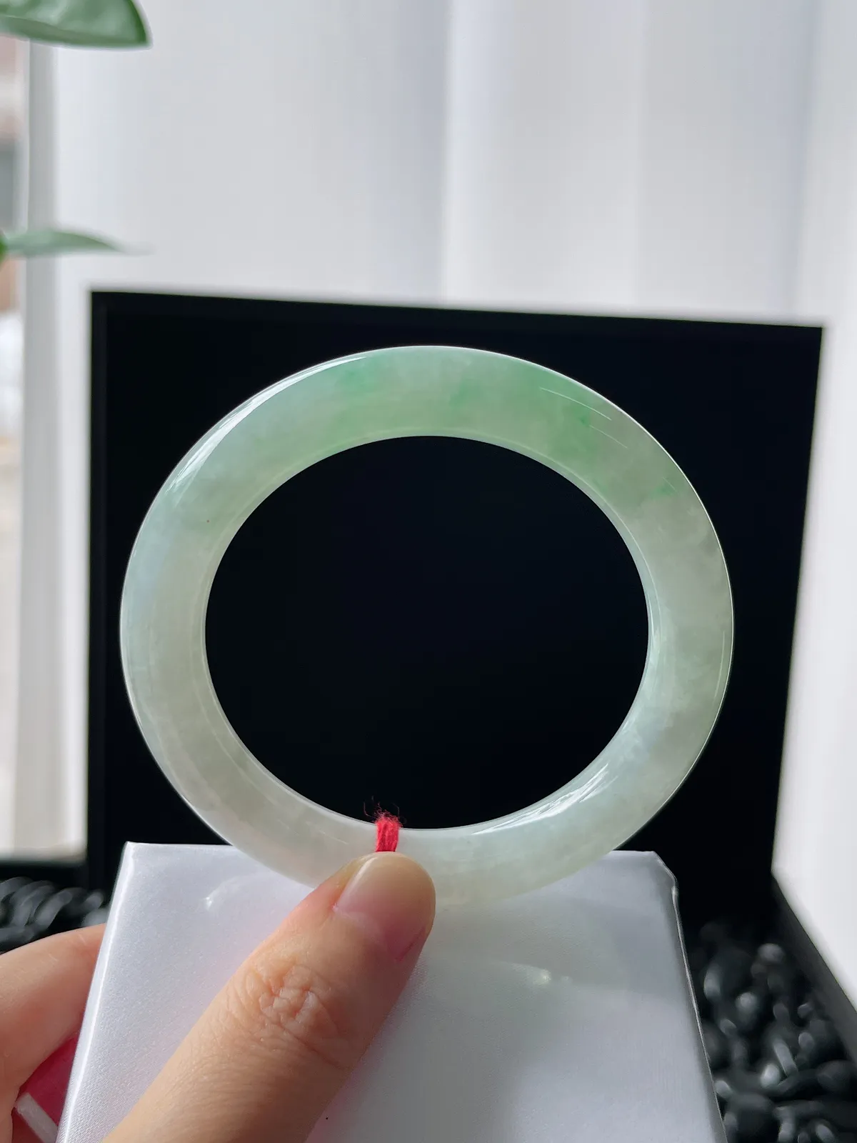 圆镯60.5圈口，翡翠冰糯种飘绿手镯