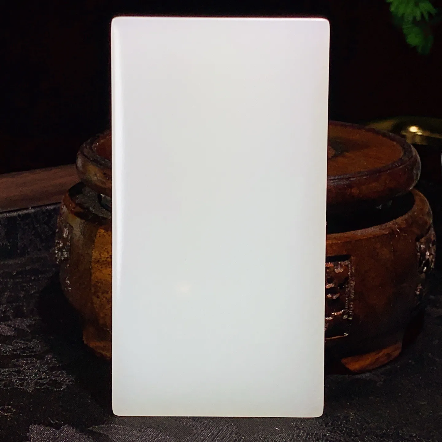 新疆和田玉羊脂白平安无事牌手把牌。尺寸87/47/15重167.5克。白度一级。无裂无杂玉质细腻油润。手推出油。佩戴高端典雅。lt251111