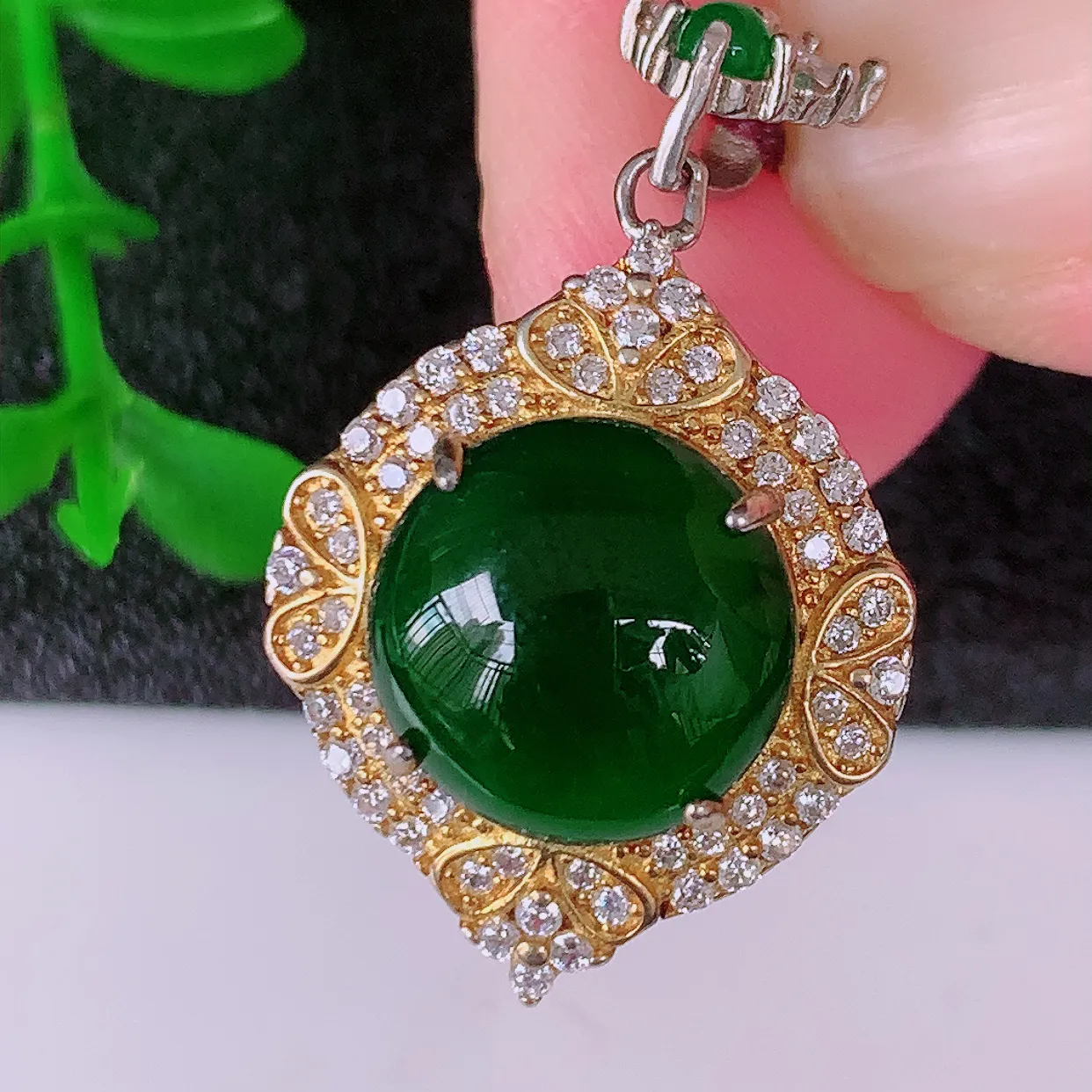 冰透满绿翡翠925银镶嵌吊坠，自然光实拍，翠色灵动，颜色漂亮，种老水足，品相佳，佩戴佳品！#97.10整体30.5-16.5*10.5裸石10.8*10.8