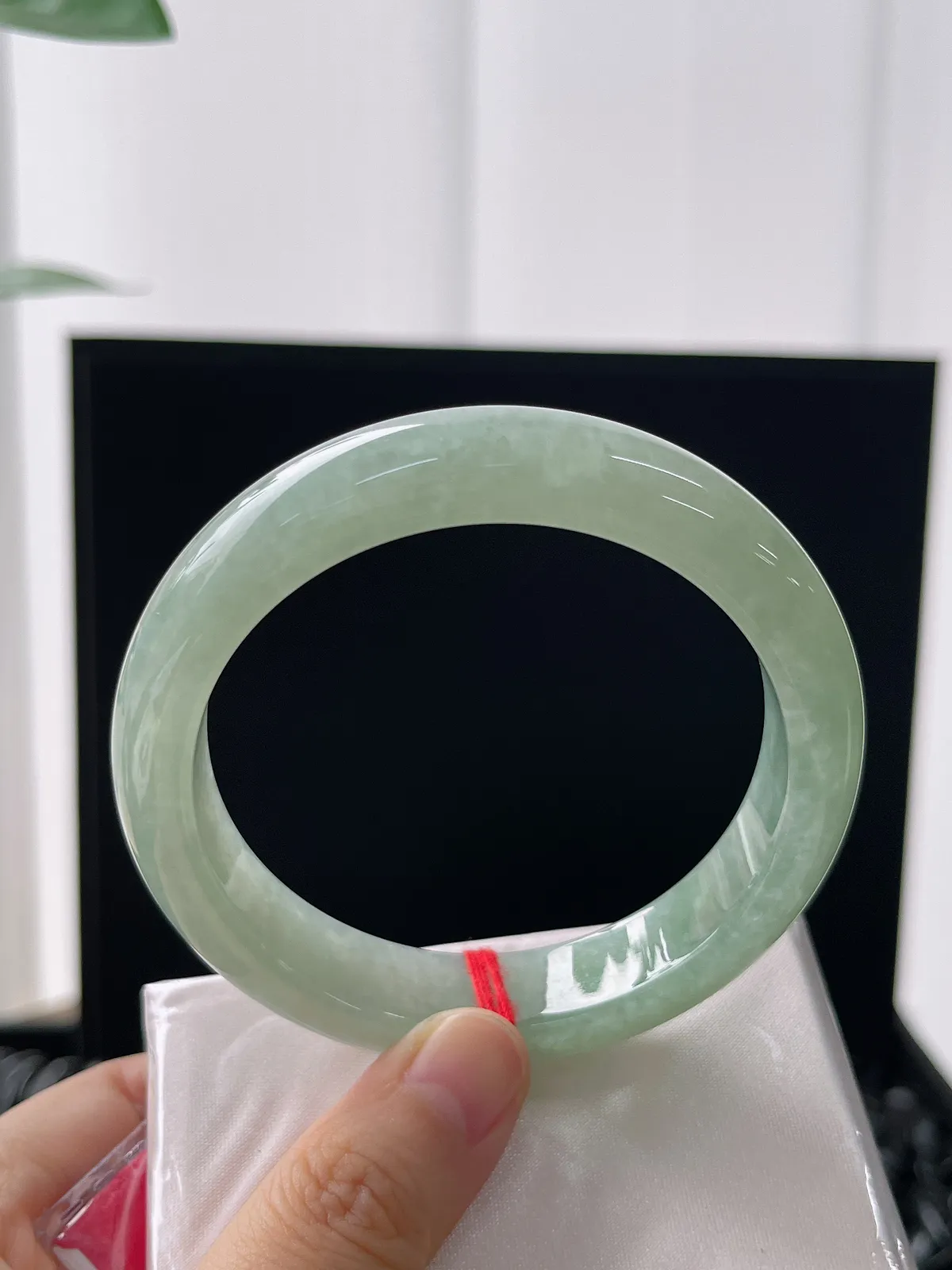 正圈58.5圈口，翡翠糯化种淡绿色手镯