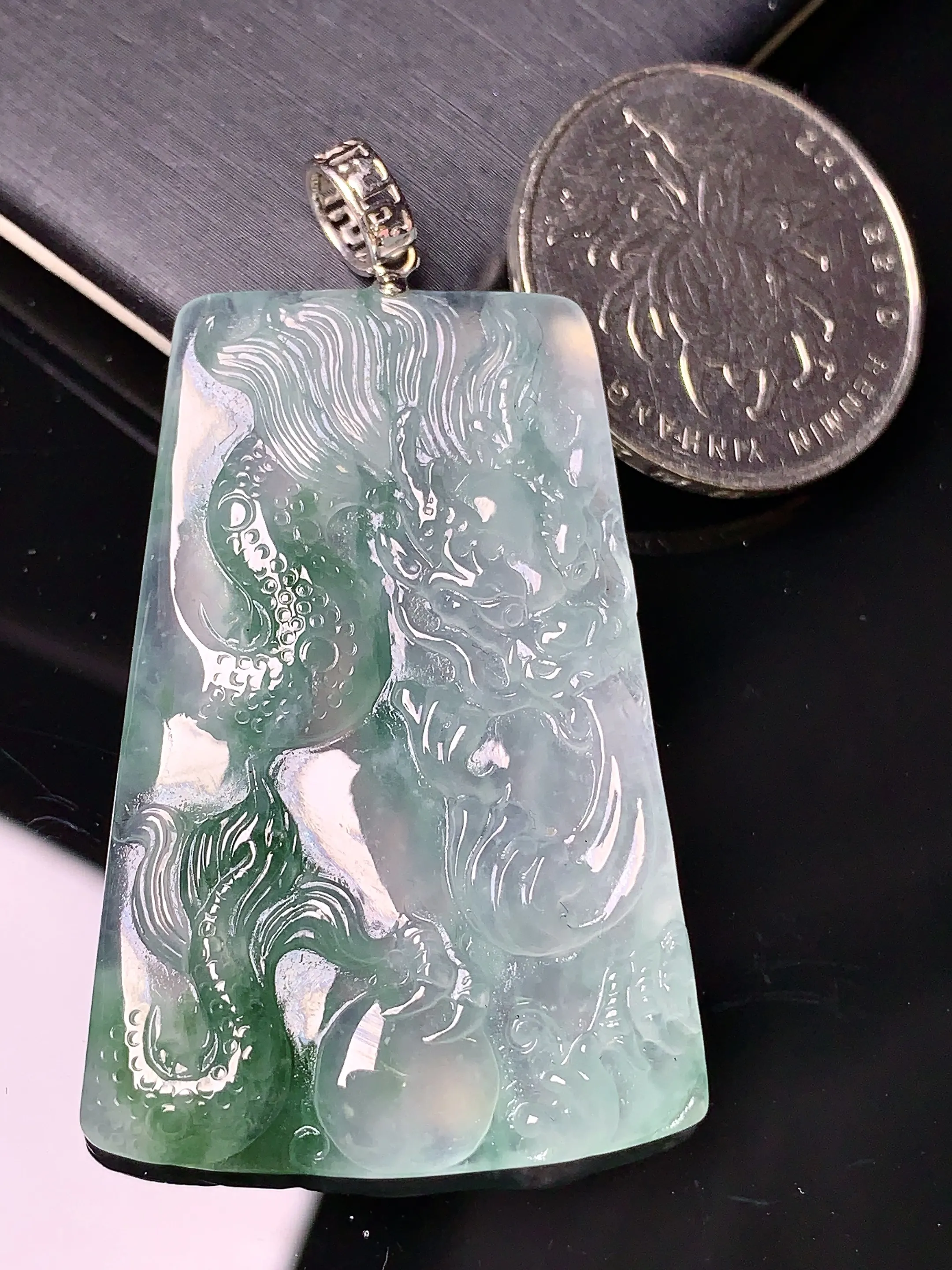 18k金镶嵌飘绿龙牌吊坠 玉质细腻 色泽清新艳丽 整体尺寸44*29.2*4.7