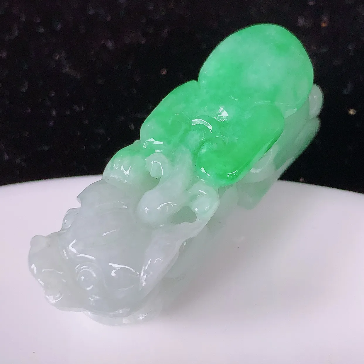 自然光实拍，冰润飘绿招财貔貅吊坠， 民间有“一摸貔貅运程旺盛，再摸貔貅财运滚滚，三摸貔貅平步青云 ”的美好祝愿。#81.10