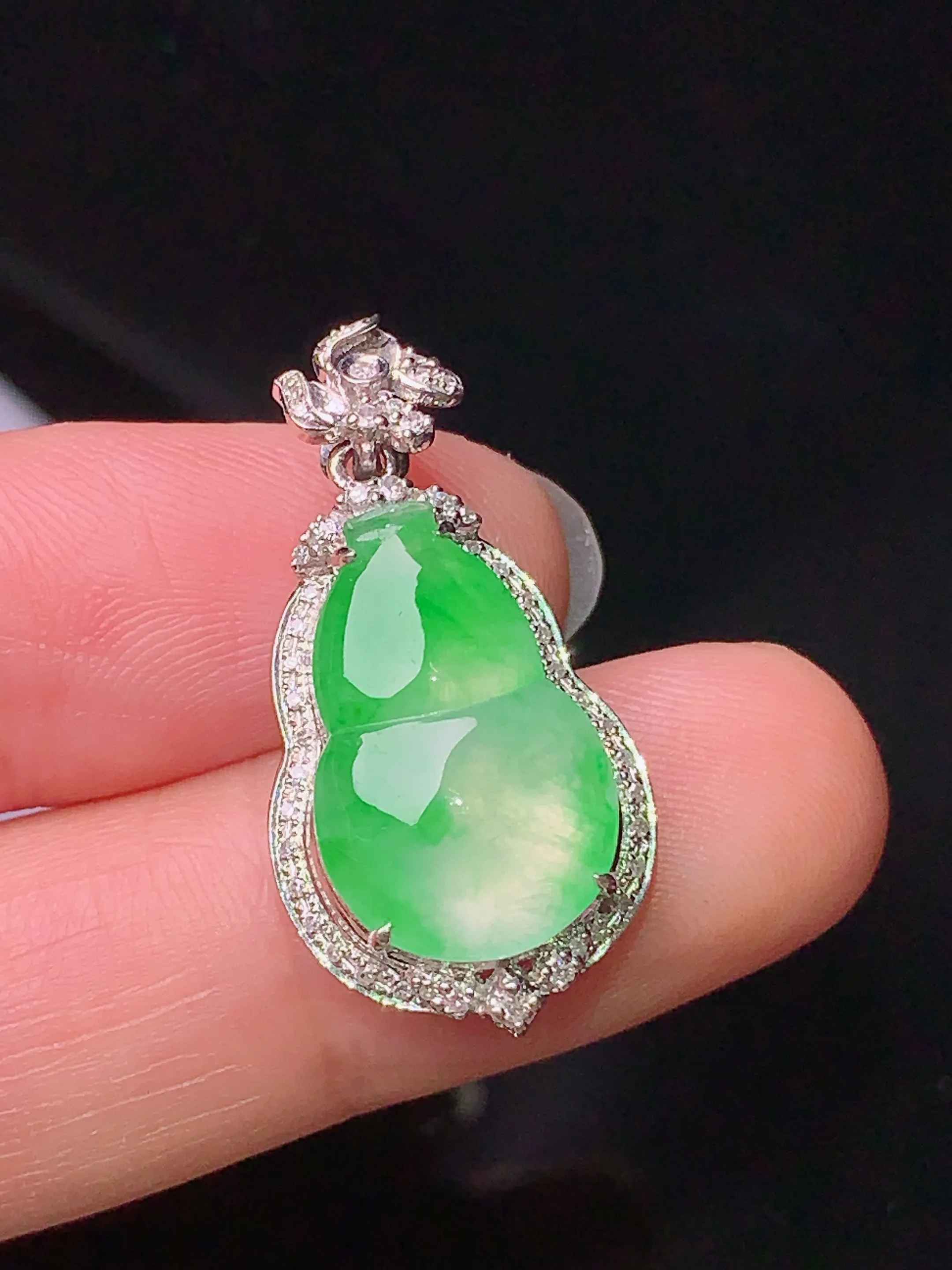 18k金钻镶嵌翠绿葫芦吊坠 玉质细腻 色泽清新艳丽 整体尺寸26.8*14*7.5