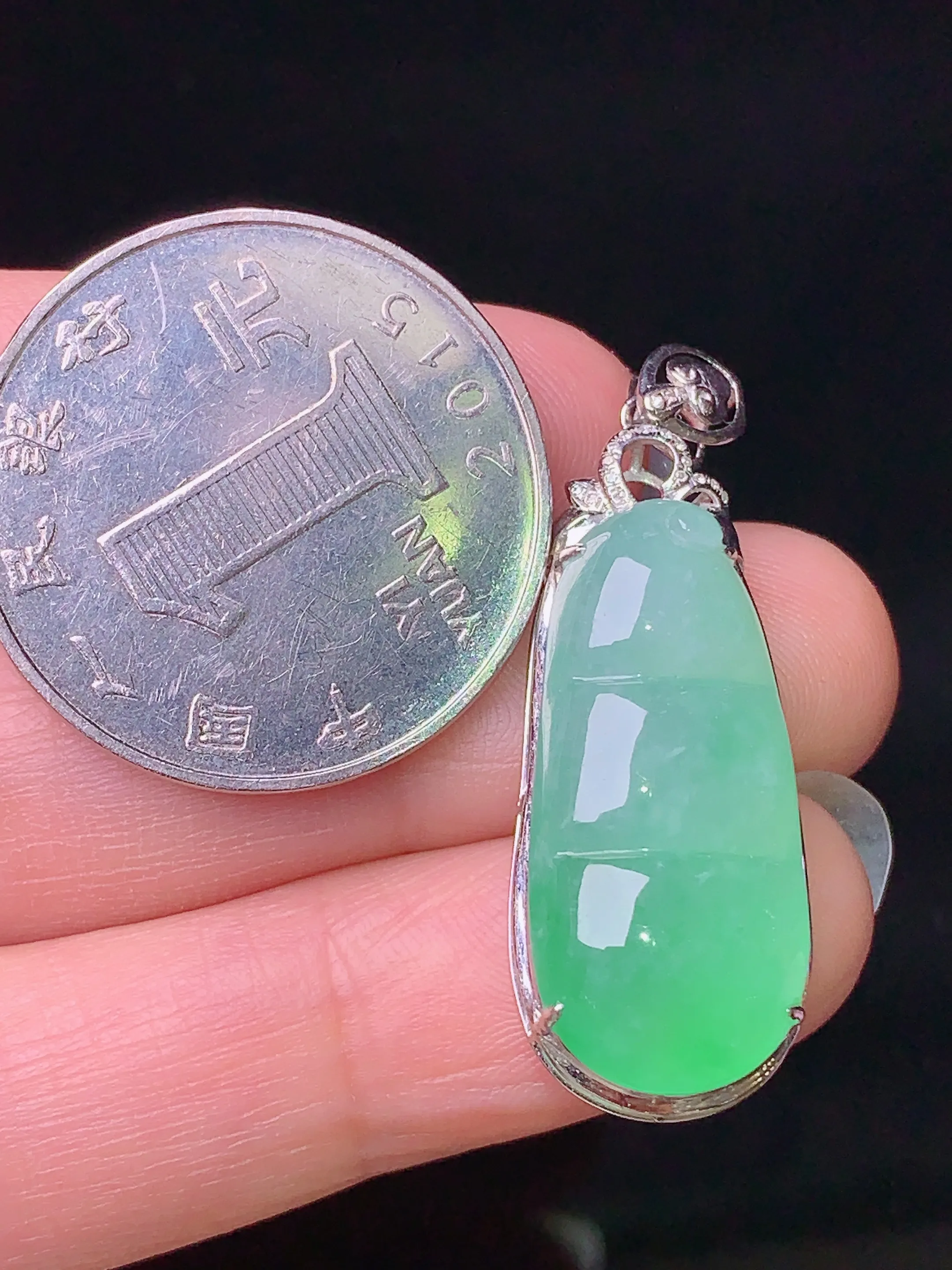 18k金钻镶嵌翠绿四季豆吊坠 玉质细腻 色泽清新艳丽 整体尺寸35.6*12.5*6.6