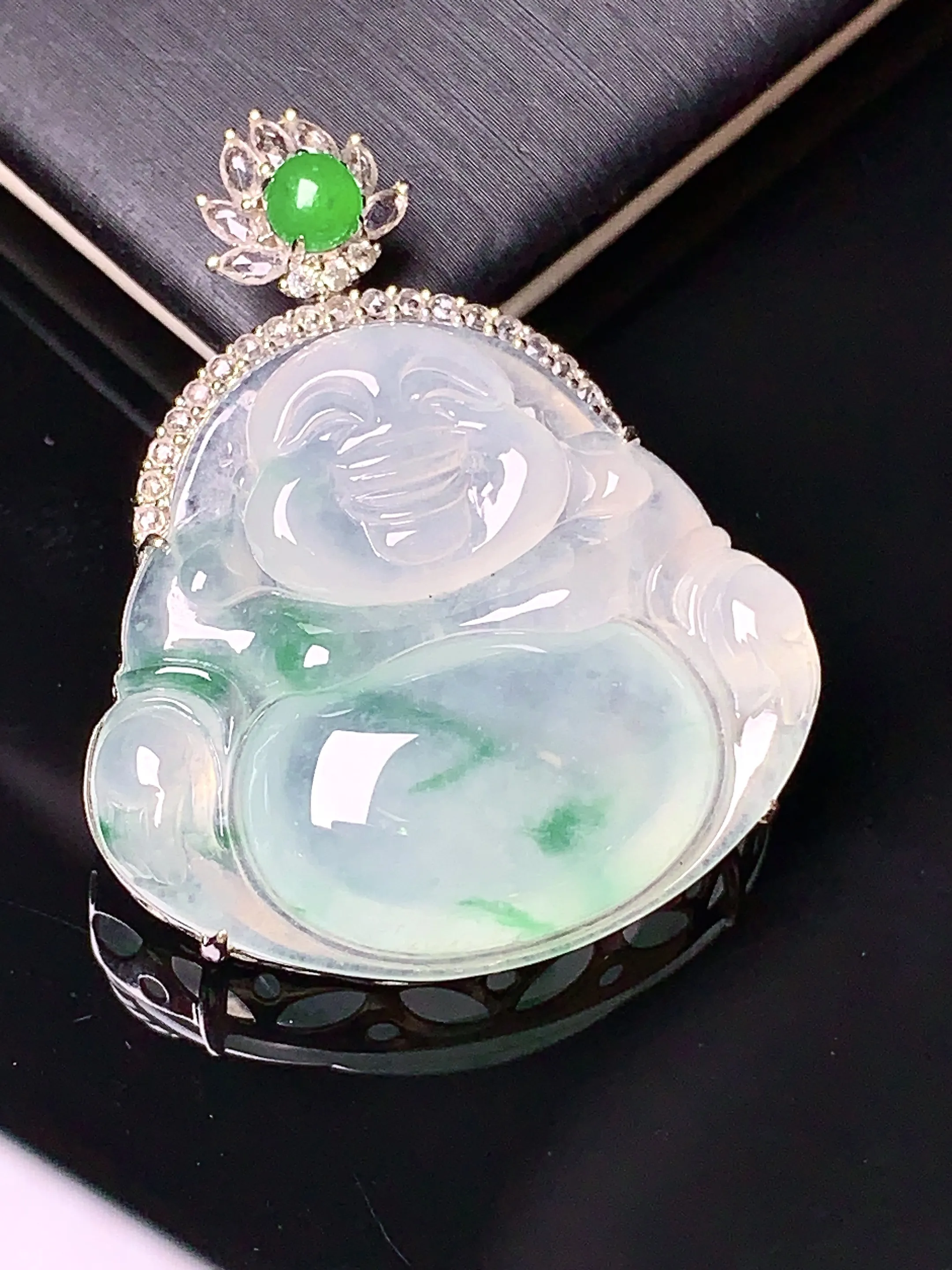 18k金钻镶嵌飘绿佛公吊坠 玉质细腻 色泽清新艳丽 整体尺寸35.8*29*8.5