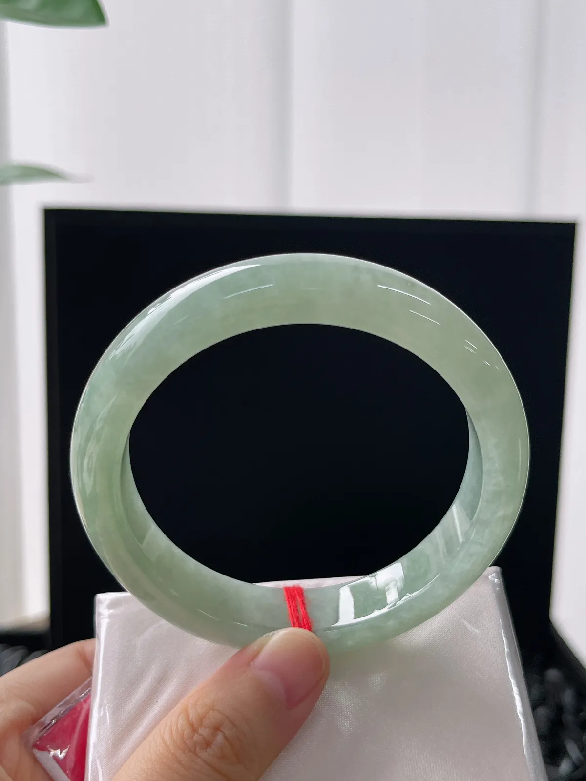 正圈58.5圈口，翡翠糯化种淡绿色手镯