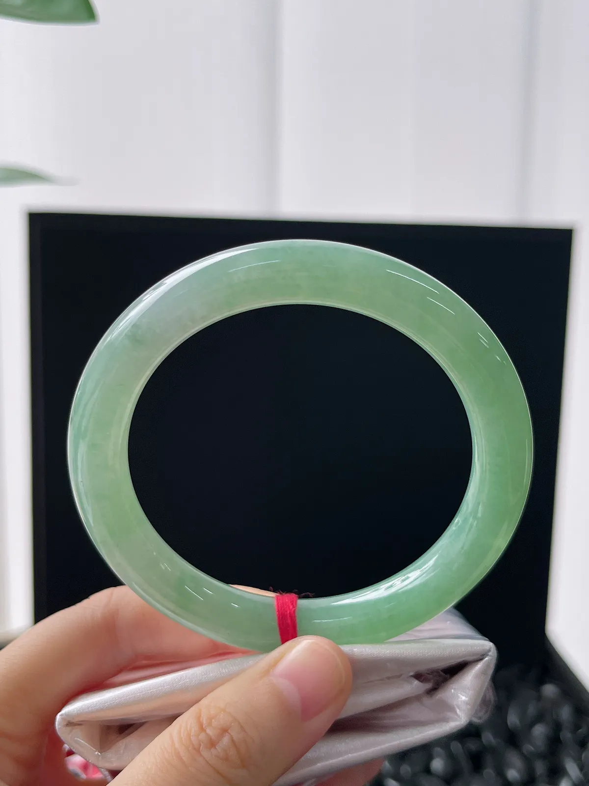 圆镯57圈口，翡翠冰糯种浅绿色手镯