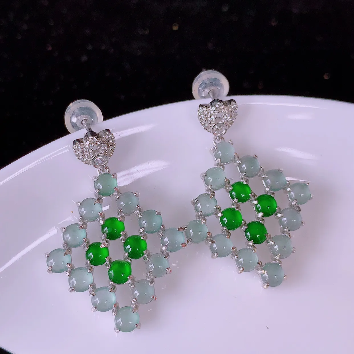 冰透满绿翡翠925银镶嵌耳坠，自然光实拍，翠色灵动，颜色漂亮，种老水足，品相佳，佩戴佳品！#97.10整体29*20.5-13裸石3.2*3.2