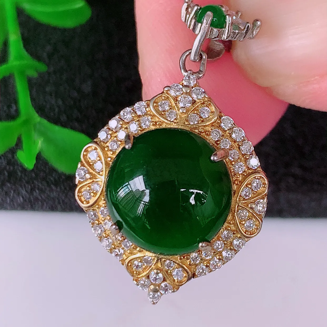 冰透满绿翡翠925银镶嵌吊坠，自然光实拍，翠色灵动，颜色漂亮，种老水足，品相佳，佩戴佳品！#97.1