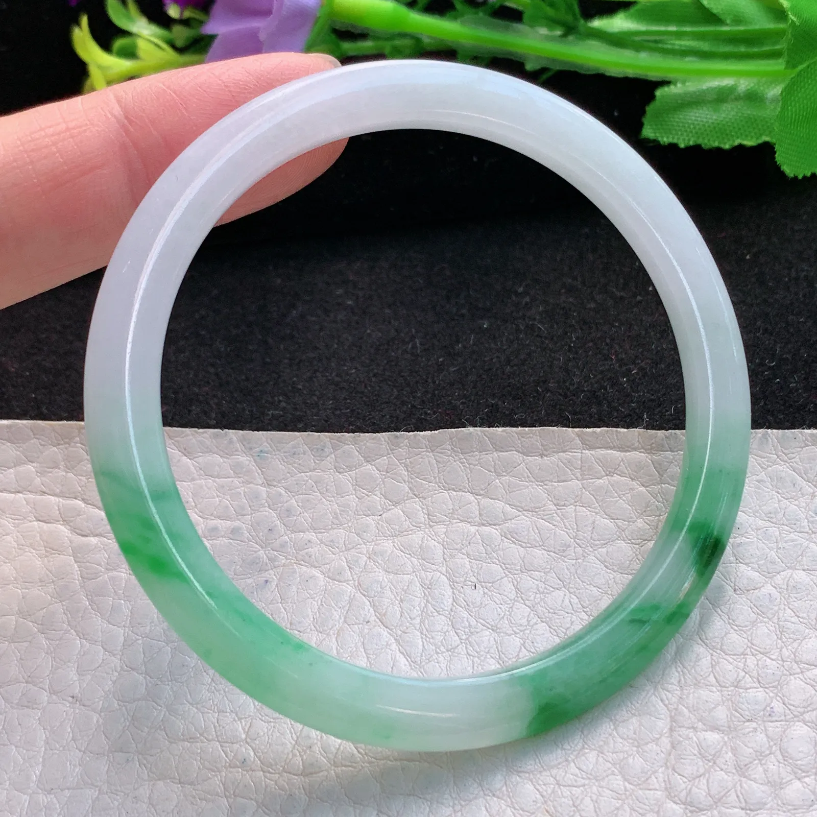 jl自然光54.5*5.3*6.4美人镯 缅甸翡翠a货精美辣绿圆条玉手镯 叮当镯