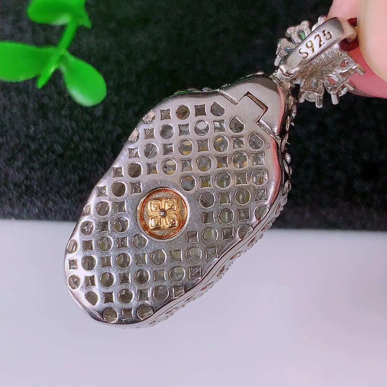 冰透满绿翡翠925银镶嵌叶子吊坠，自然光实拍，翠色灵动，颜色漂亮，种老水足，品相佳，佩戴佳品！#97.10整体39.5-16.5-7.5裸石23.5*11