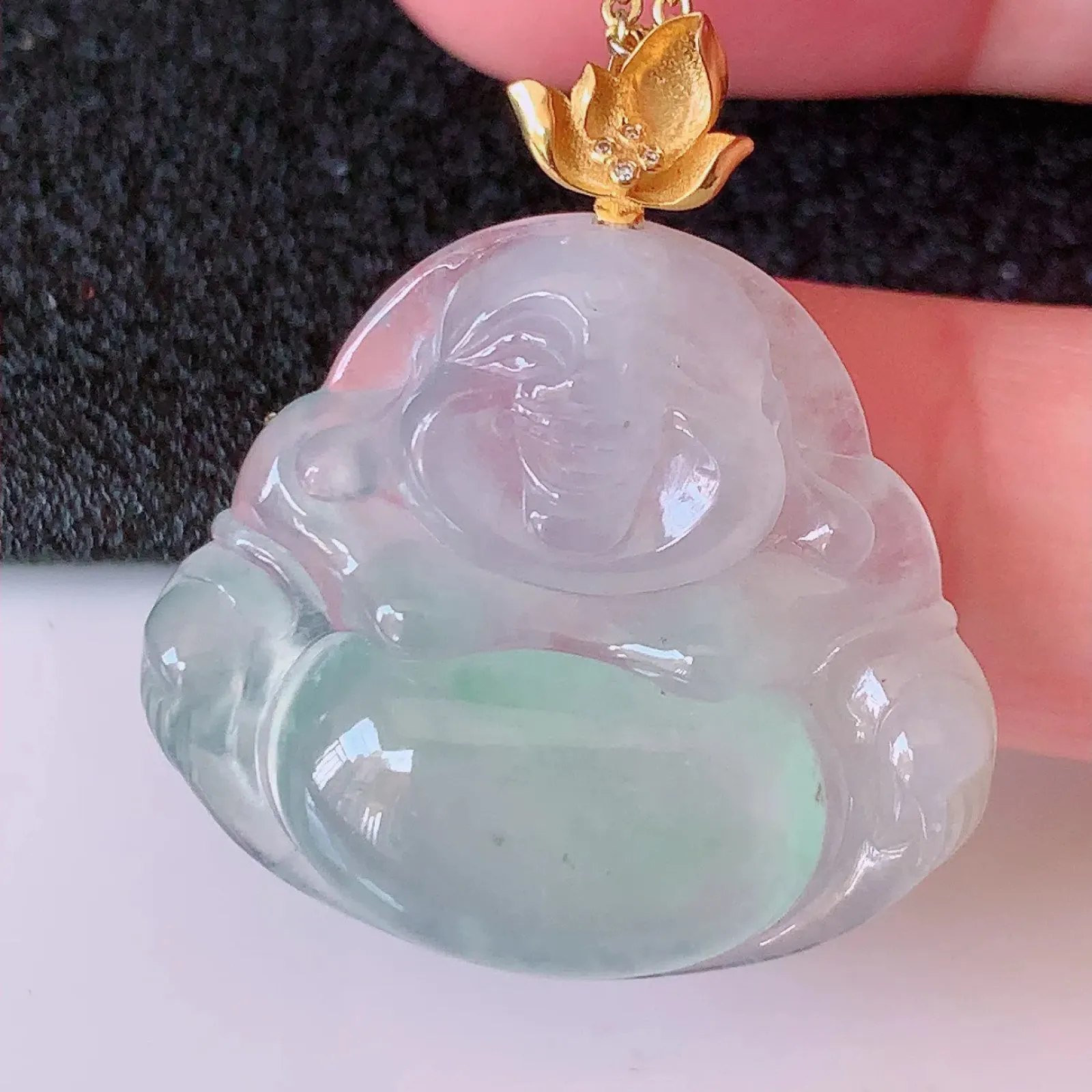 自然光实拍，18K金镶嵌冰种翡翠佛公吊坠，冰透饱满， 佛公亦保平安，寓意有福（佛公）相伴，品相佳，配戴优雅迷人！#1.31整体31*裸石27.5*25*5.8mm