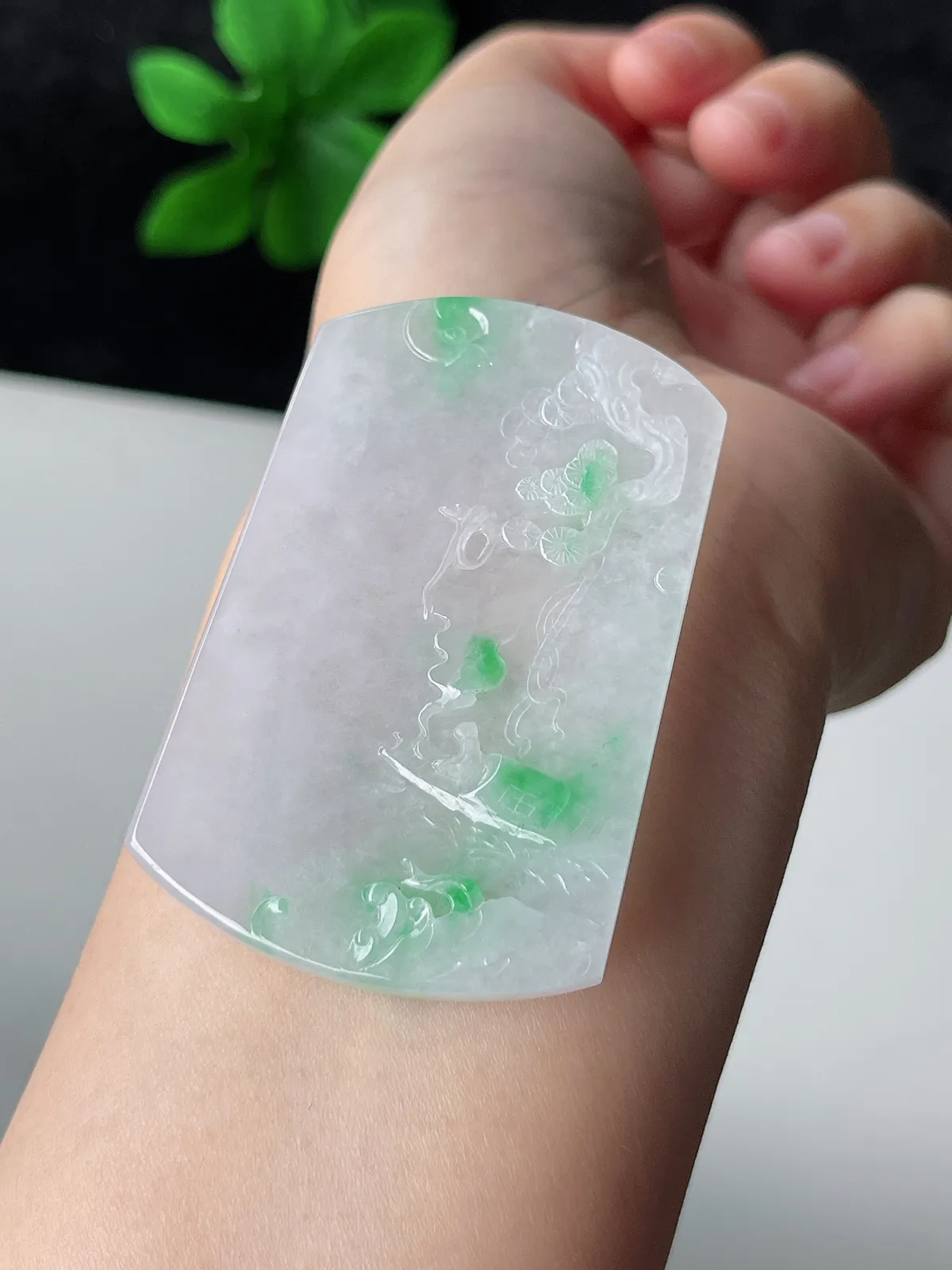 翡翠冰糯种飘绿无事牌