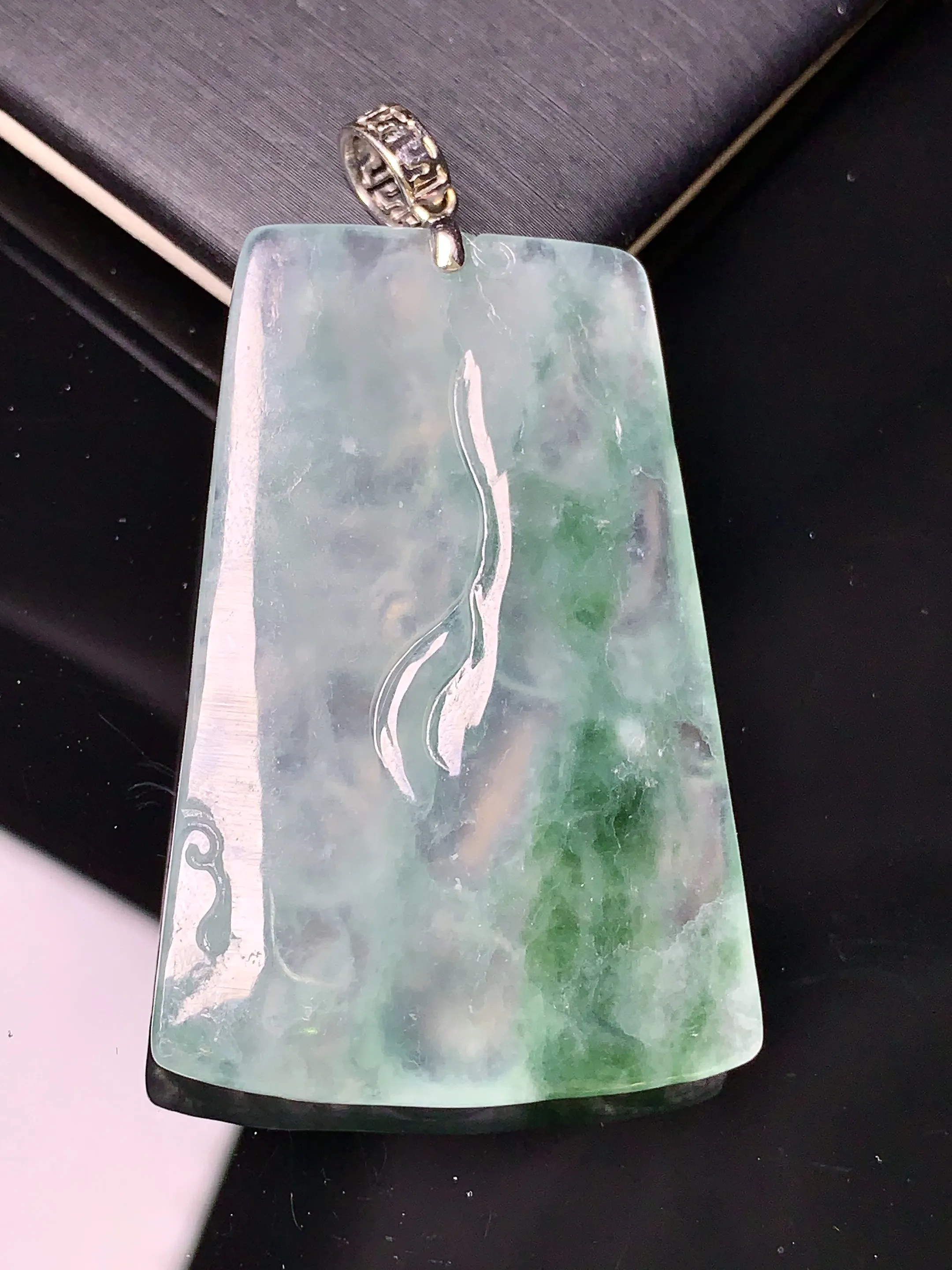 18k金镶嵌飘绿龙牌吊坠 玉质细腻 色泽清新艳丽 整体尺寸44*29.2*4.7