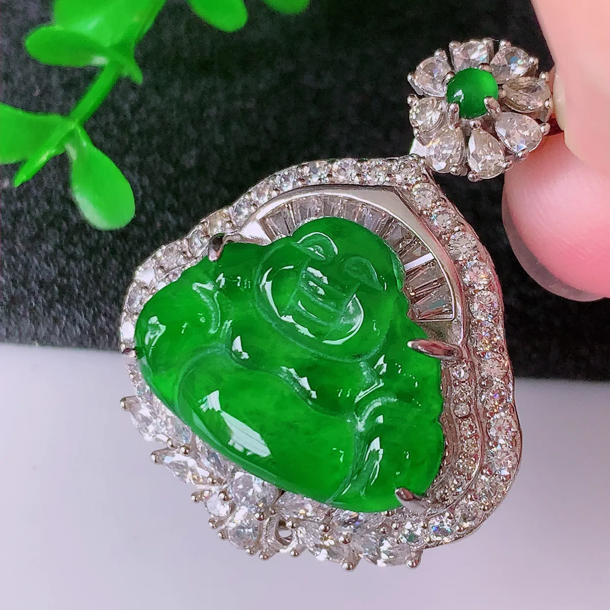 冰透满绿翡翠925银镶嵌佛公吊坠，自然光实拍，翠色灵动，颜色漂亮，种老水足，品相佳，佩戴佳品！#97.10整体34.2-26.5*13裸石20*14.5