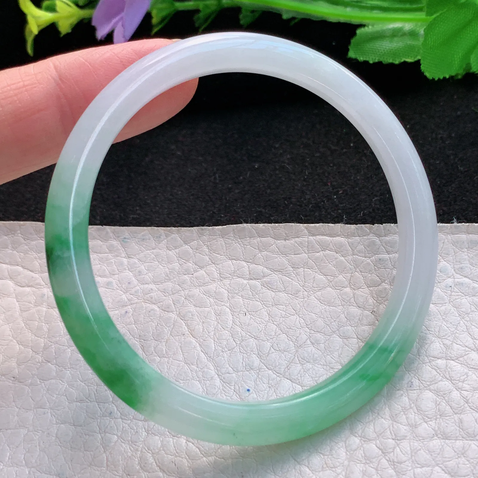 jl自然光54.5*5.3*6.4美人镯 缅甸翡翠a货精美辣绿圆条玉手镯 叮当镯