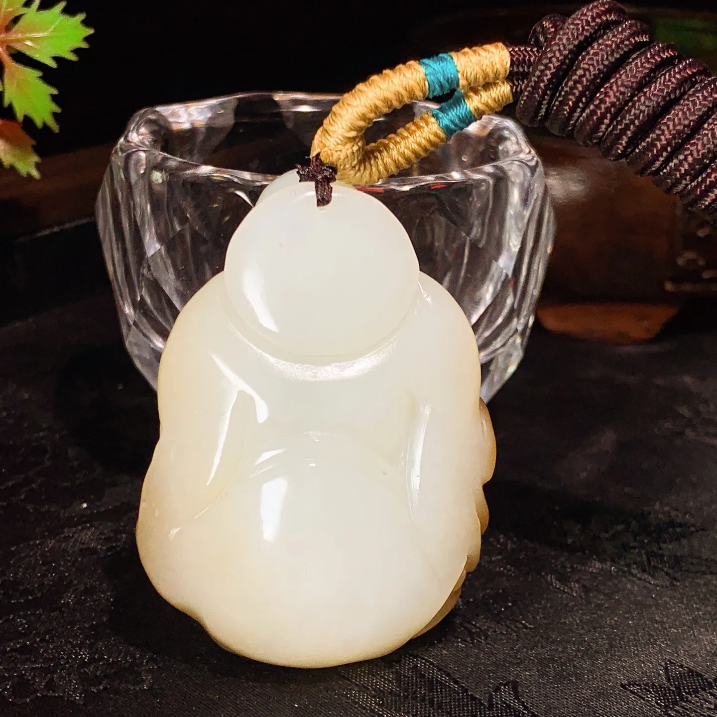 新疆和田玉且末糖佛引福来挂件。尺寸57/40/23重69.5克。白度一级。玉质细腻油润。手推出油。佩戴高端典雅。lt251111