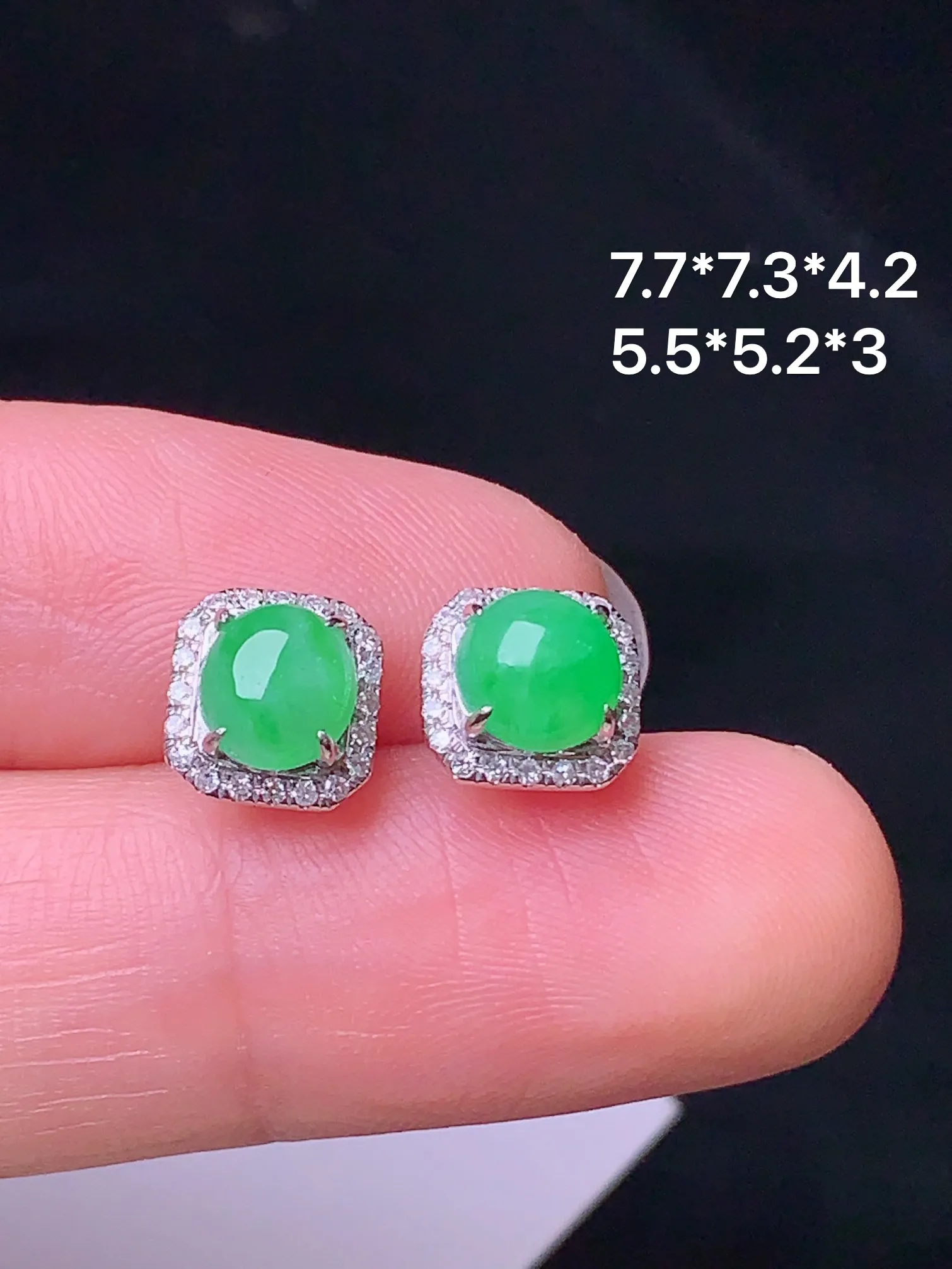 18k金钻镶嵌翠绿蛋面耳钉 玉质细腻 色泽清新艳丽 整体尺寸7.7*7.3*4.2