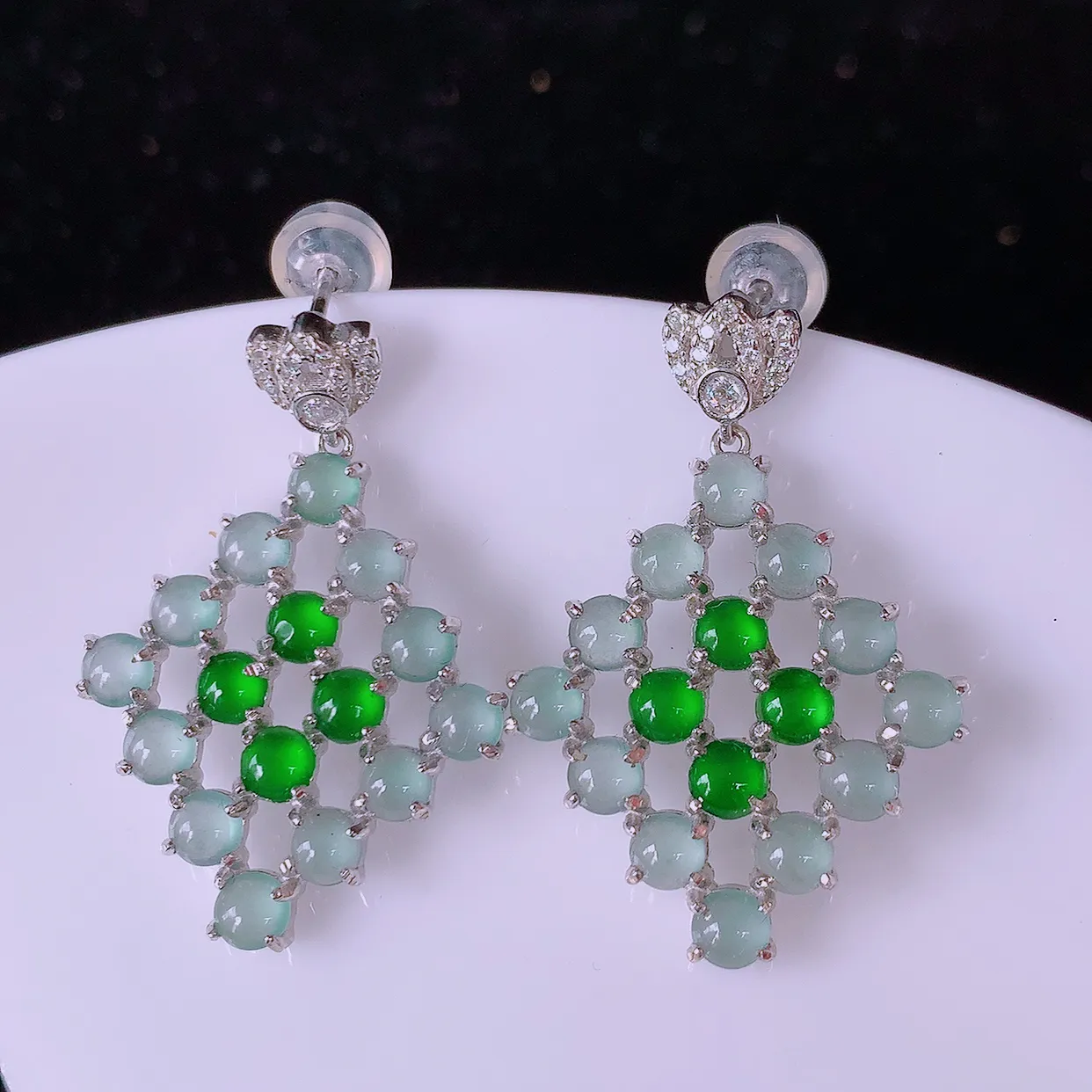 冰透满绿翡翠925银镶嵌耳坠，自然光实拍，翠色灵动，颜色漂亮，种老水足，品相佳，佩戴佳品！#97.1