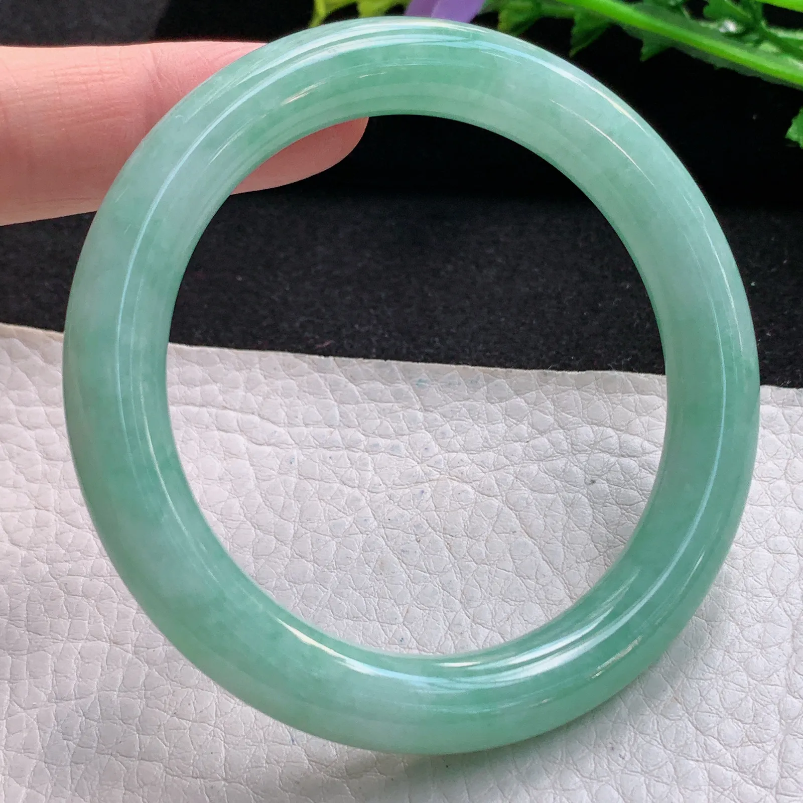 n自然光56*9.6*9.8美人镯 缅甸翡翠a货精美满绿圆条玉手镯 玉手环