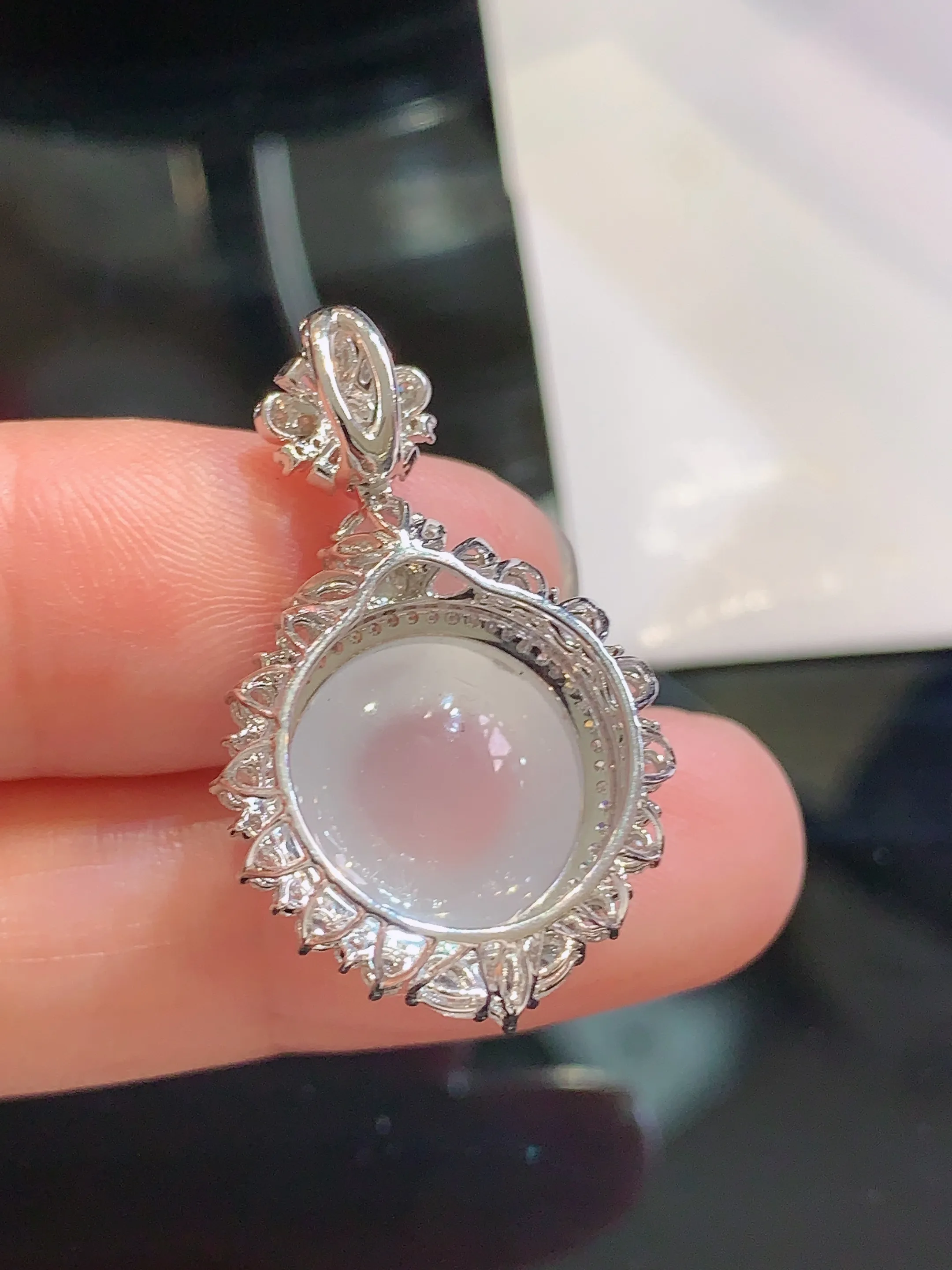 18k金钻镶嵌冰种蛋面吊坠 玉质细腻 色泽清新艳丽 整体尺寸29.2*17.8*12