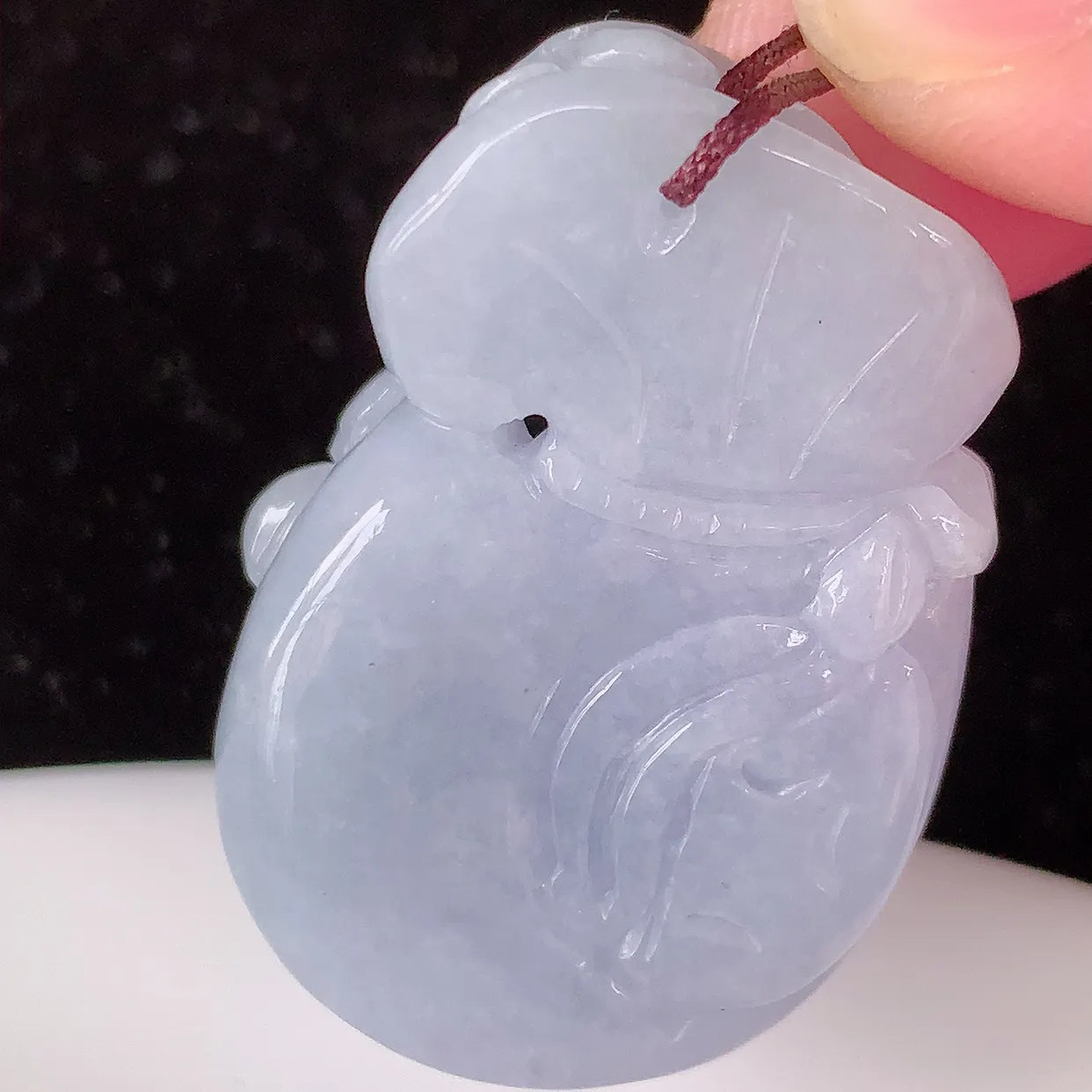 自然光实拍，紫罗兰翡翠招财钱袋子吊坠，寓意“代代有福，代代有财，腰缠万贯”玉质细腻，佩戴效果佳！#05.10