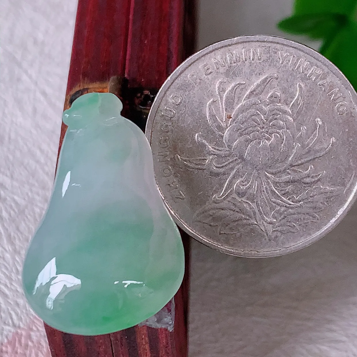 自然光实拍，冰种飘绿翡翠招财福瓜吊坠，精美饱满福瓜，种水足，形态圆润饱满，福相十足 ！#46.10